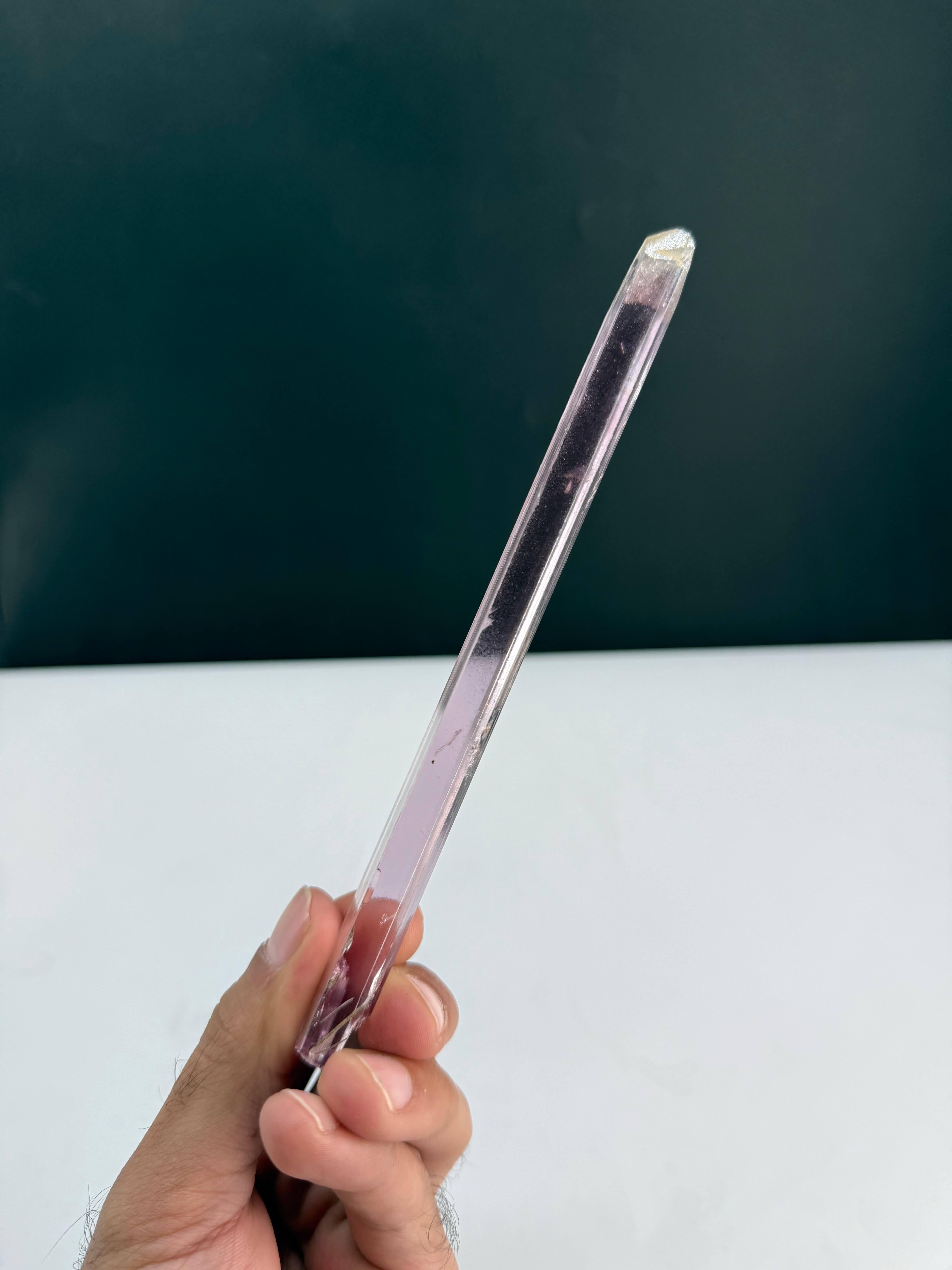 Spécimen naturel de Kunzite mauve en cristal unique provenant d'Afghanistan en vente 3