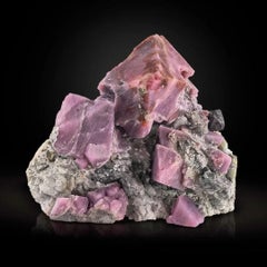 Esemplare naturale di cristallo di spinello viola su calcite dall'Afghanistan