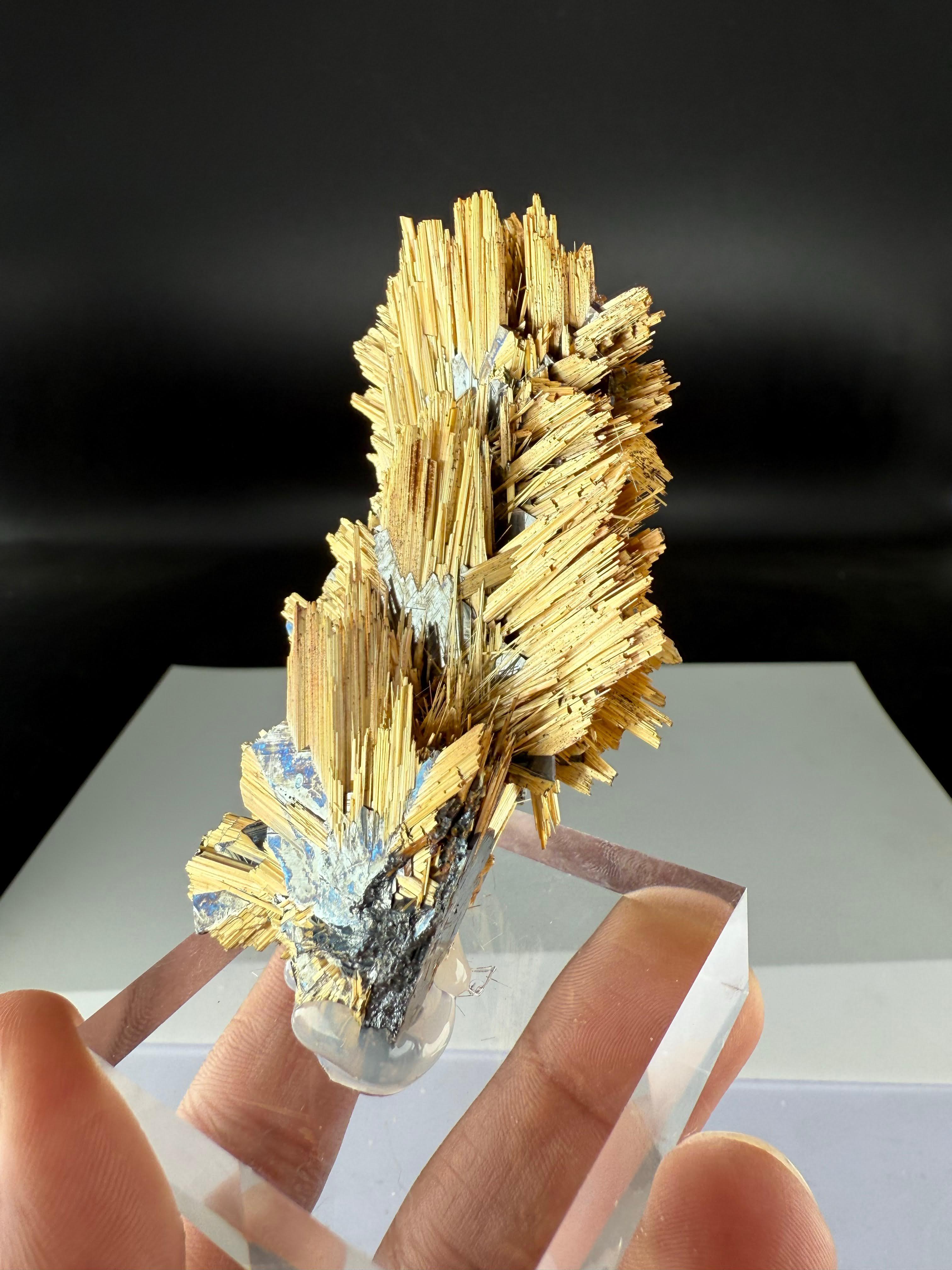 Espécimen Natural De Rutilo Raro Con Minerales De Hematites De Brasil en Bueno estado para la venta en Peshawar, PK