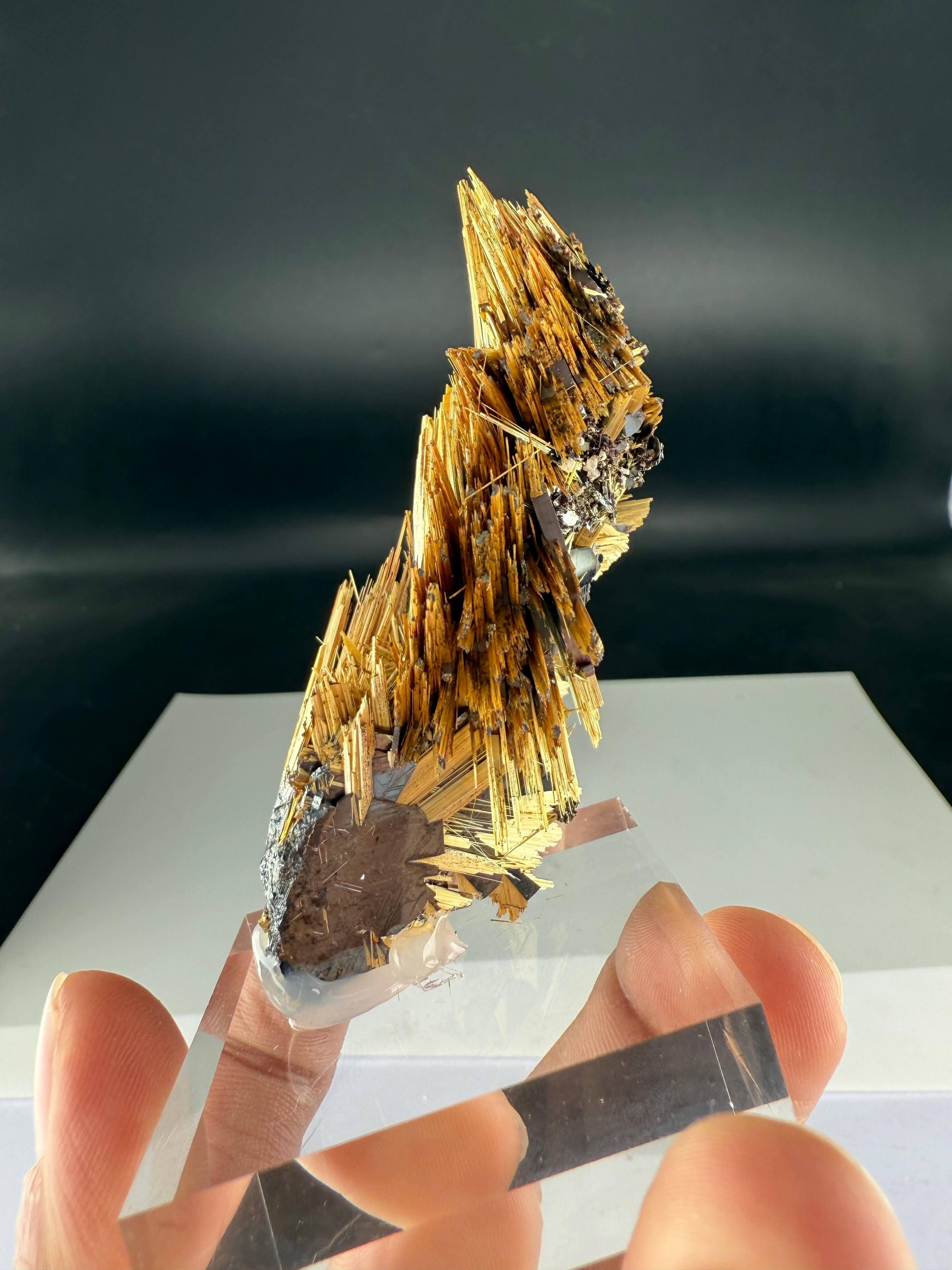 Espécimen Natural De Rutilo Raro Con Minerales De Hematites De Brasil Siglo XXI y contemporáneo en venta