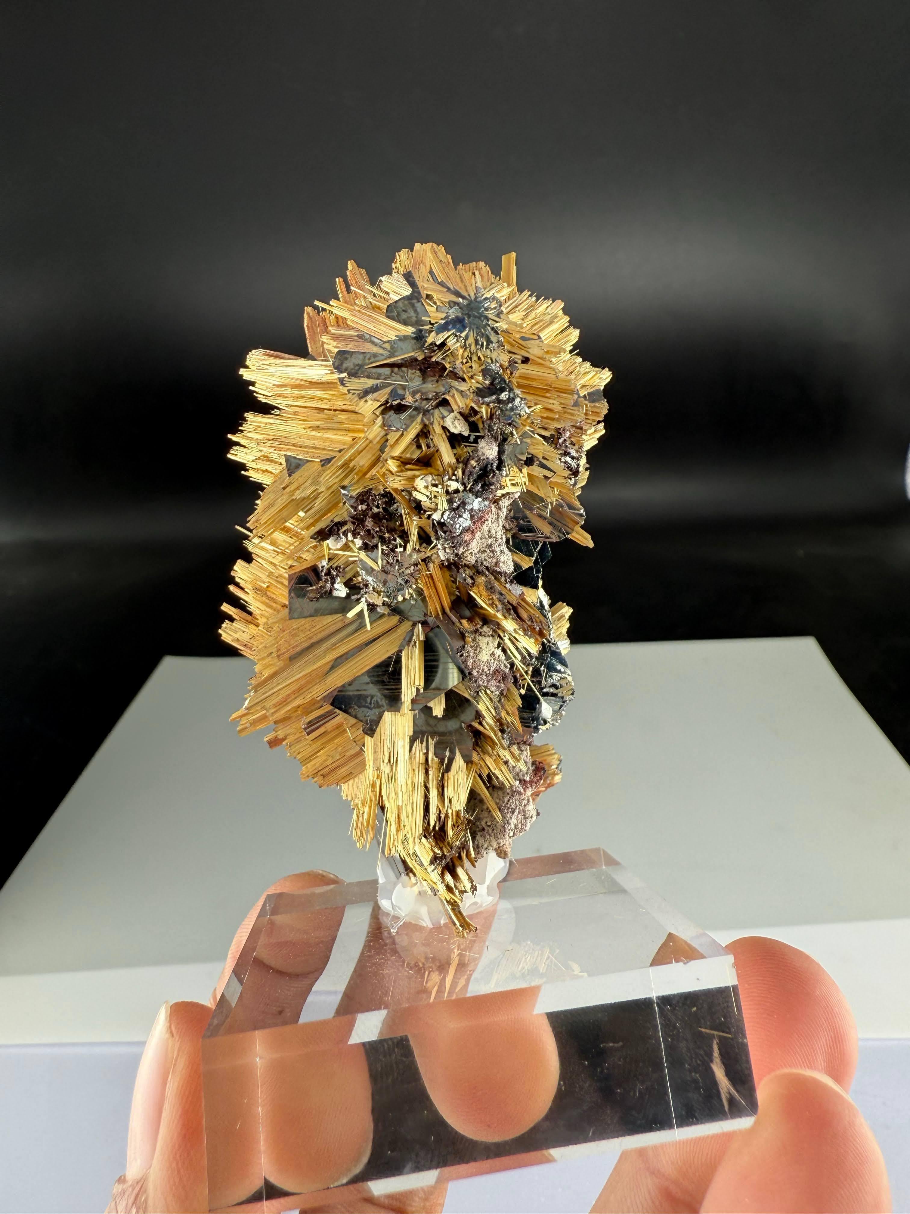 Espécimen Natural De Rutilo Raro Con Minerales De Hematites De Brasil en venta 1