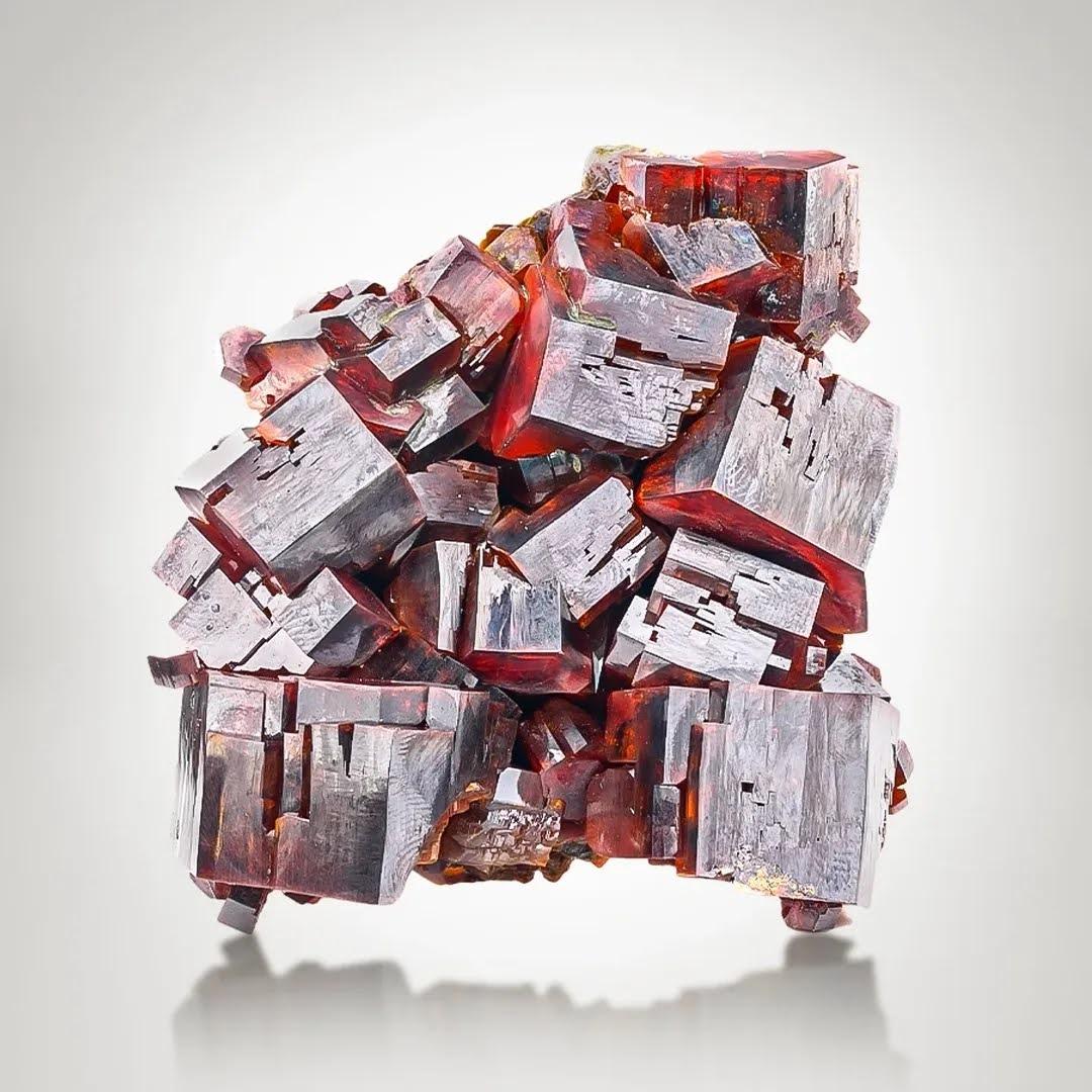 Tipo di campione: Vanadinite
Peso: 286 grammi
Dimensioni: H. H. 6,5 x L. 6 x D. 3 cm 
Origine: Montagne dell'Atlante, Mibladen, Marocco
Trattamento: Nessuno




Questo esemplare naturale di raro ammasso di cristalli di vanadinite proveniente dal