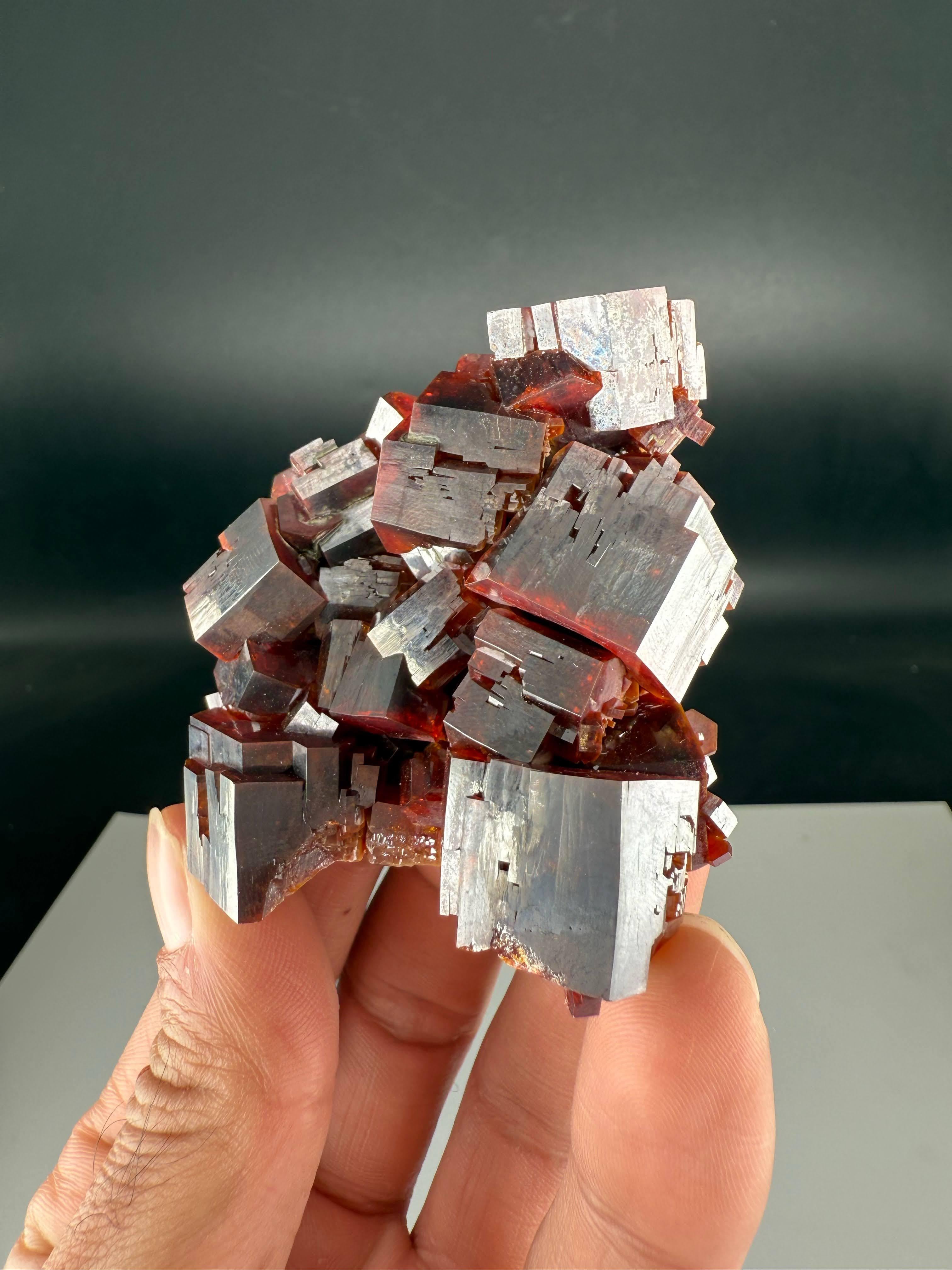 Natural Specimen Of Rare Vanadinite Crystal Cluster From Morocco In condizioni buone in vendita a Peshawar, PK