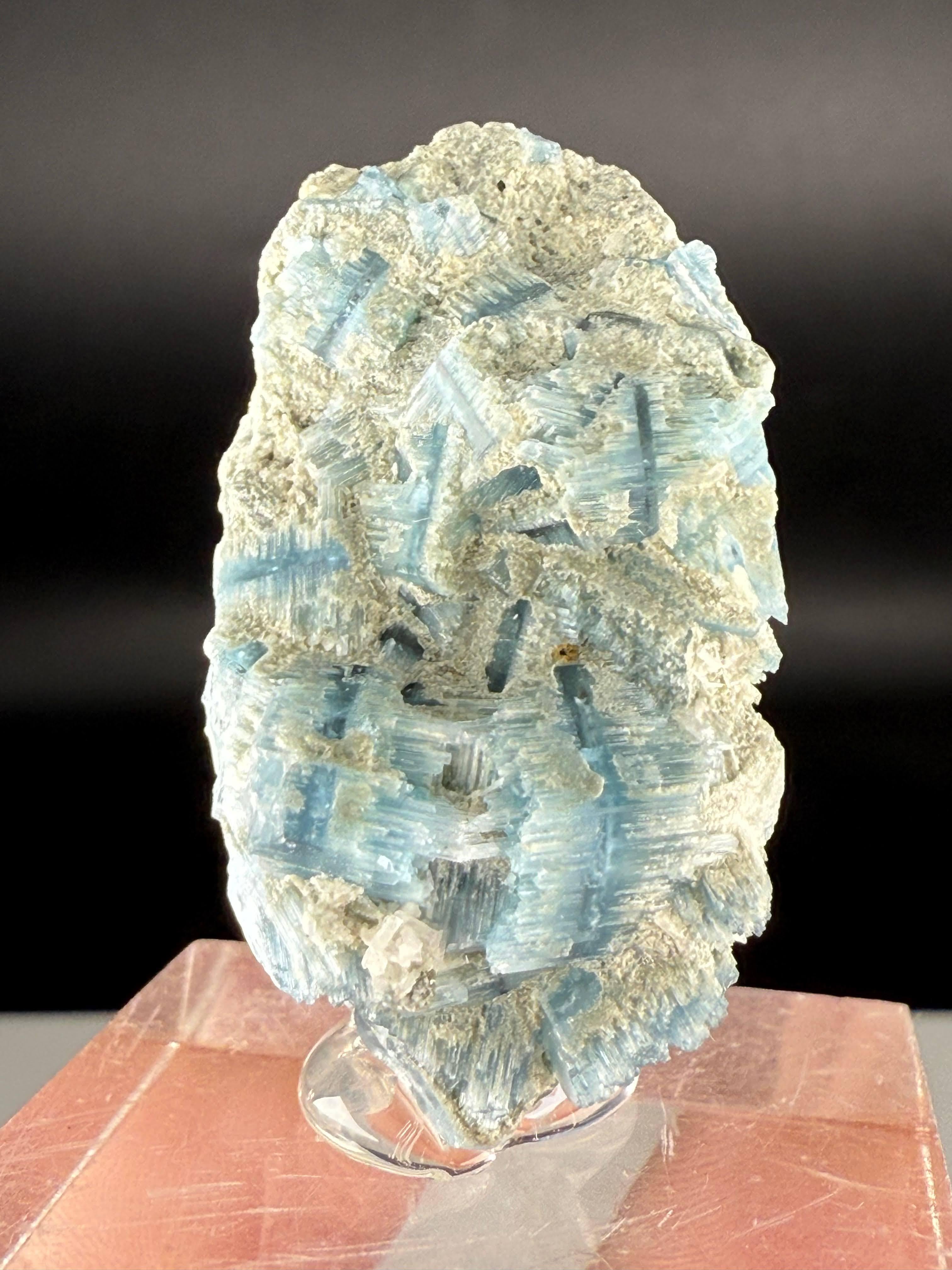 Exemplar Typ: Vorobjewit
Gewicht: 25 Gramm
Abmessungen: H: 4,2 x B: 2,5 x T: 2,2 cm 
Herkunft: Deo Darrah, Bezirk Khash und Kuran Wa Munjan, Provinz Badakhshan, Afghanistan 
Behandlung: Keine





Dieses natürliche Exemplar der seltenen