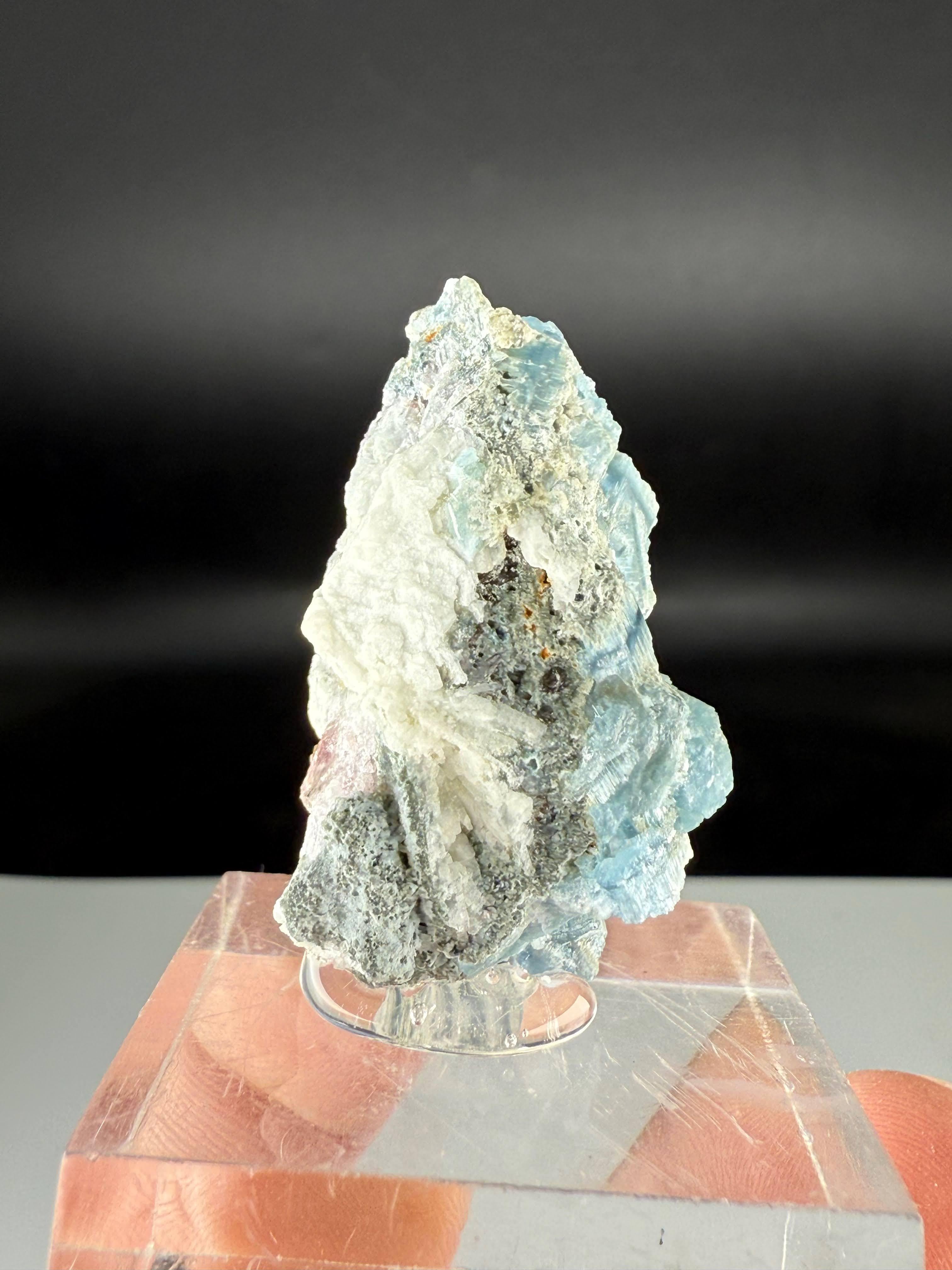 Natürliche Probe von seltenen Vorobyevit-Kristallen auf Matrix aus Afghanistan (Adamstil) im Angebot