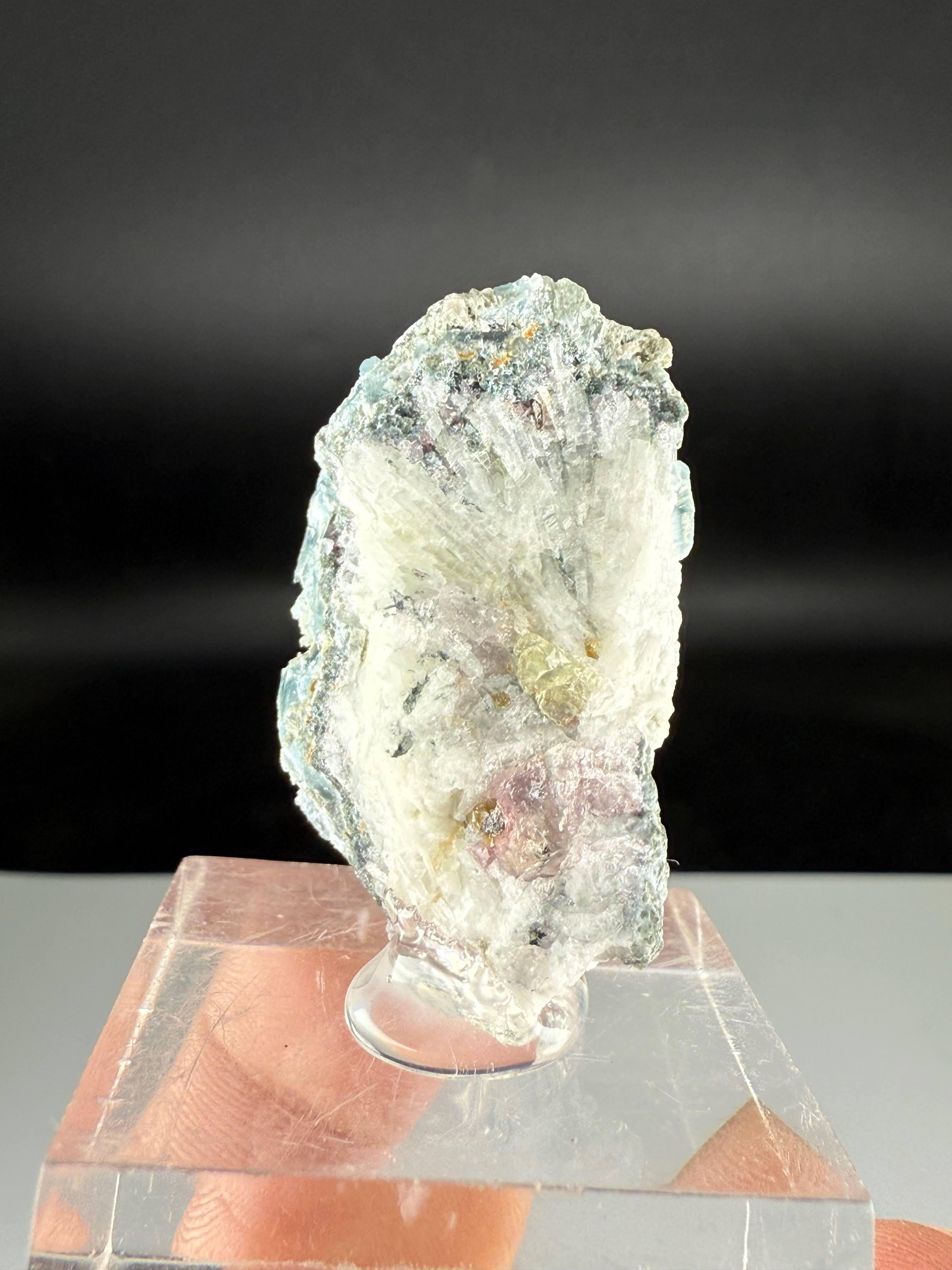 Natürliche Probe von seltenen Vorobyevit-Kristallen auf Matrix aus Afghanistan (Afghanisch) im Angebot