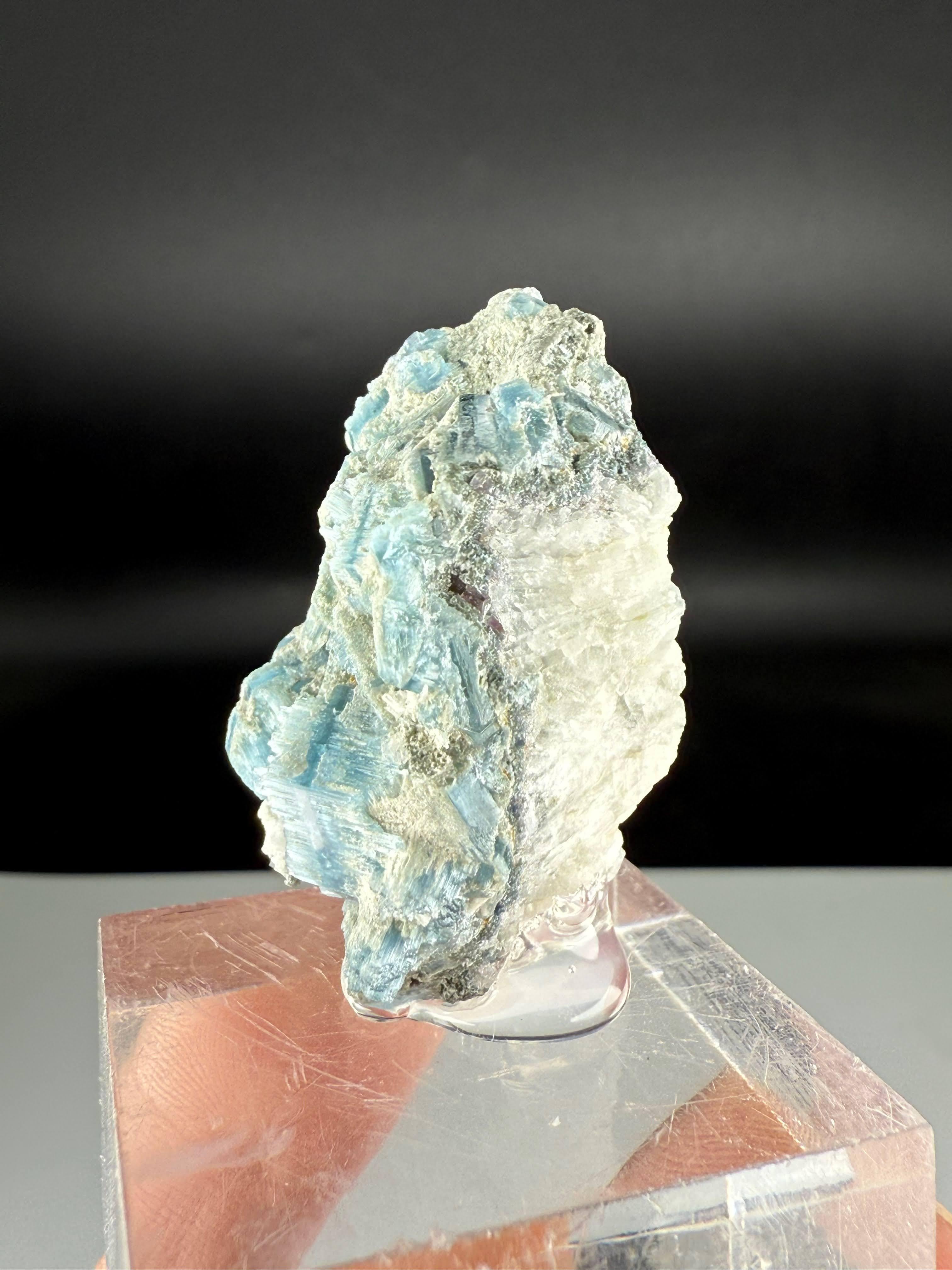 Natürliche Probe von seltenen Vorobyevit-Kristallen auf Matrix aus Afghanistan im Zustand „Gut“ im Angebot in Peshawar, PK