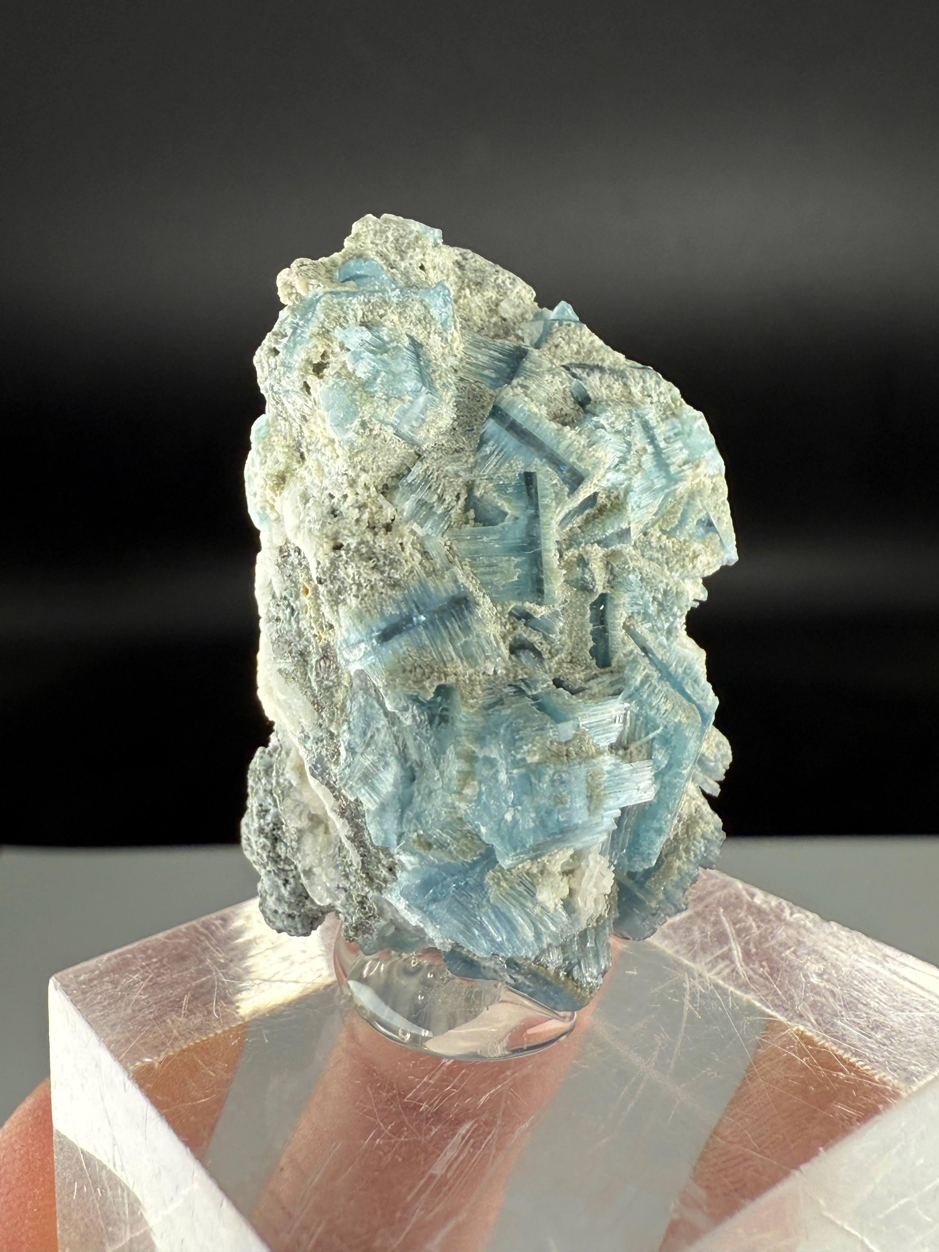 Natürliche Probe von seltenen Vorobyevit-Kristallen auf Matrix aus Afghanistan im Angebot 1