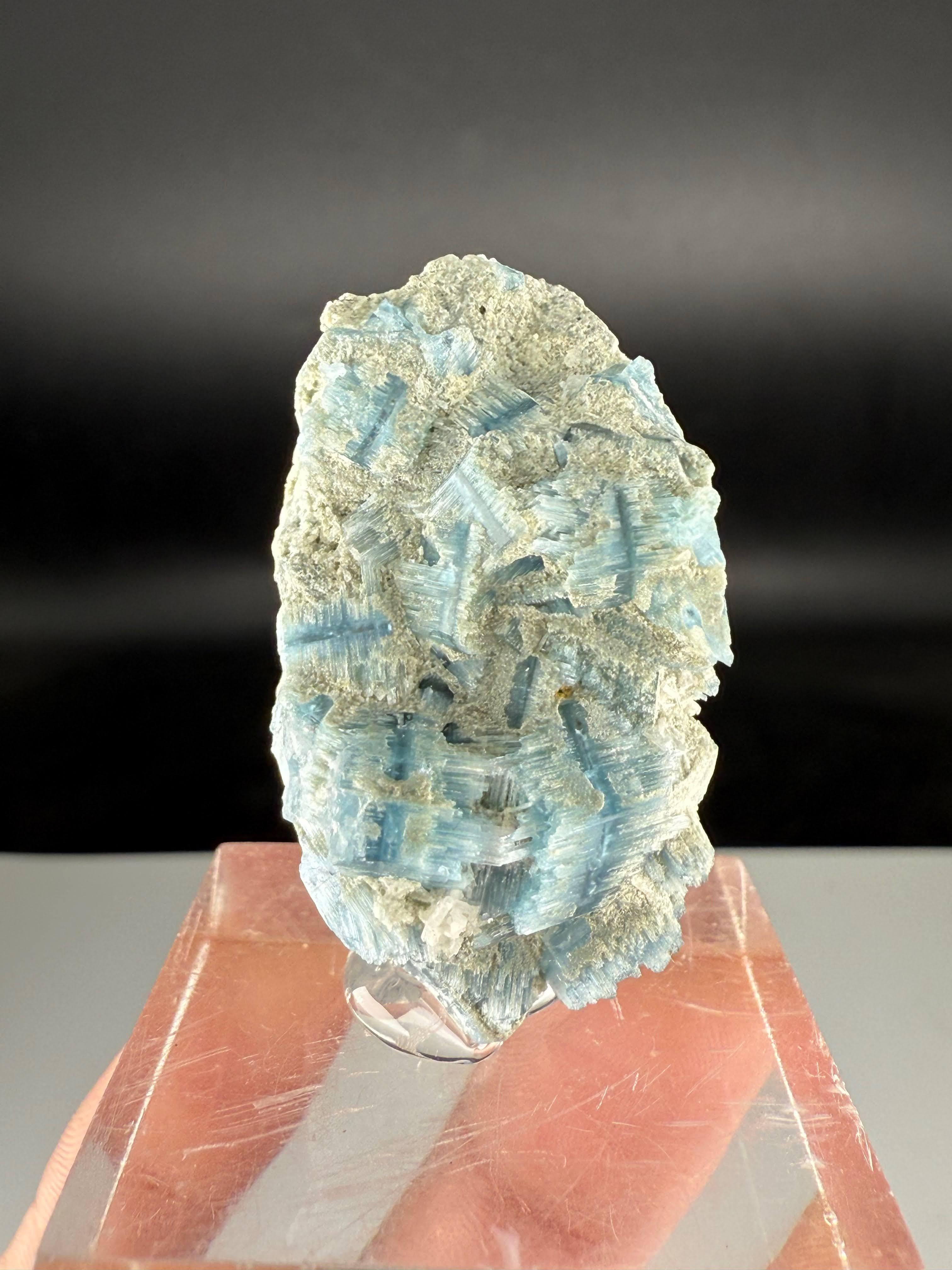 Natürliche Probe von seltenen Vorobyevit-Kristallen auf Matrix aus Afghanistan im Angebot 2