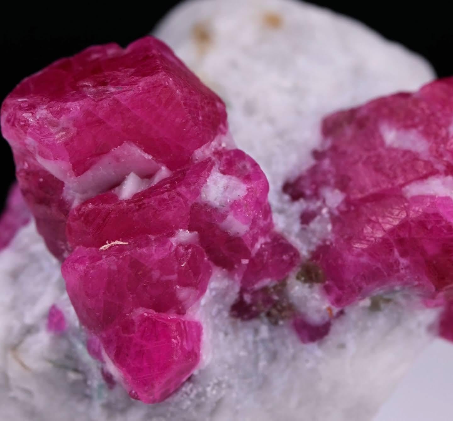 Natural Specimen Of Ruby Crystals On Marble From Afghanistan in vendita 3