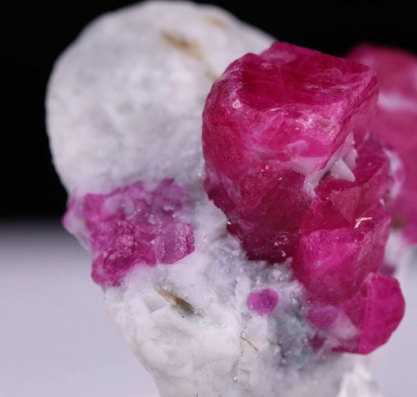 Natural Specimen Of Ruby Crystals On Marble From Afghanistan in vendita 4