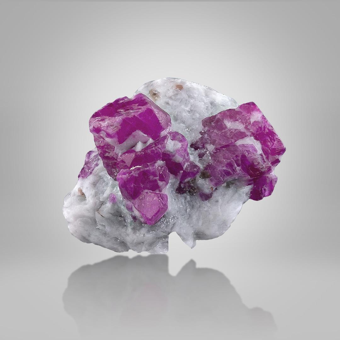 Art Déco Natural Specimen Of Ruby Crystals On Marble From Afghanistan in vendita