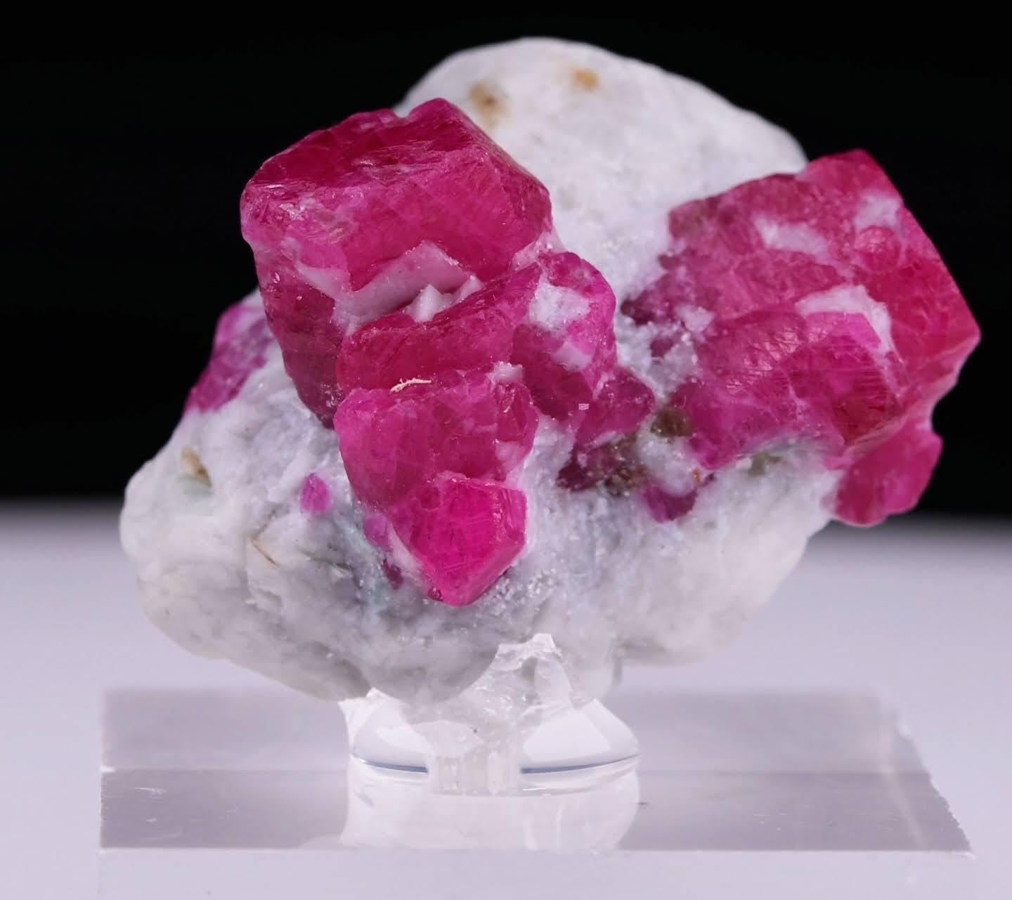 Afghano Natural Specimen Of Ruby Crystals On Marble From Afghanistan in vendita