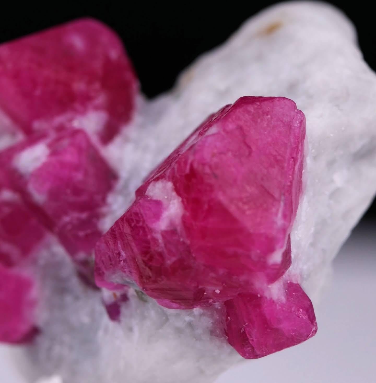 Natural Specimen Of Ruby Crystals On Marble From Afghanistan In condizioni ottime in vendita a Peshawar, PK