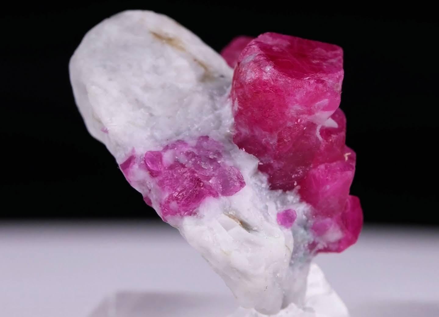 XXI secolo e contemporaneo Natural Specimen Of Ruby Crystals On Marble From Afghanistan in vendita