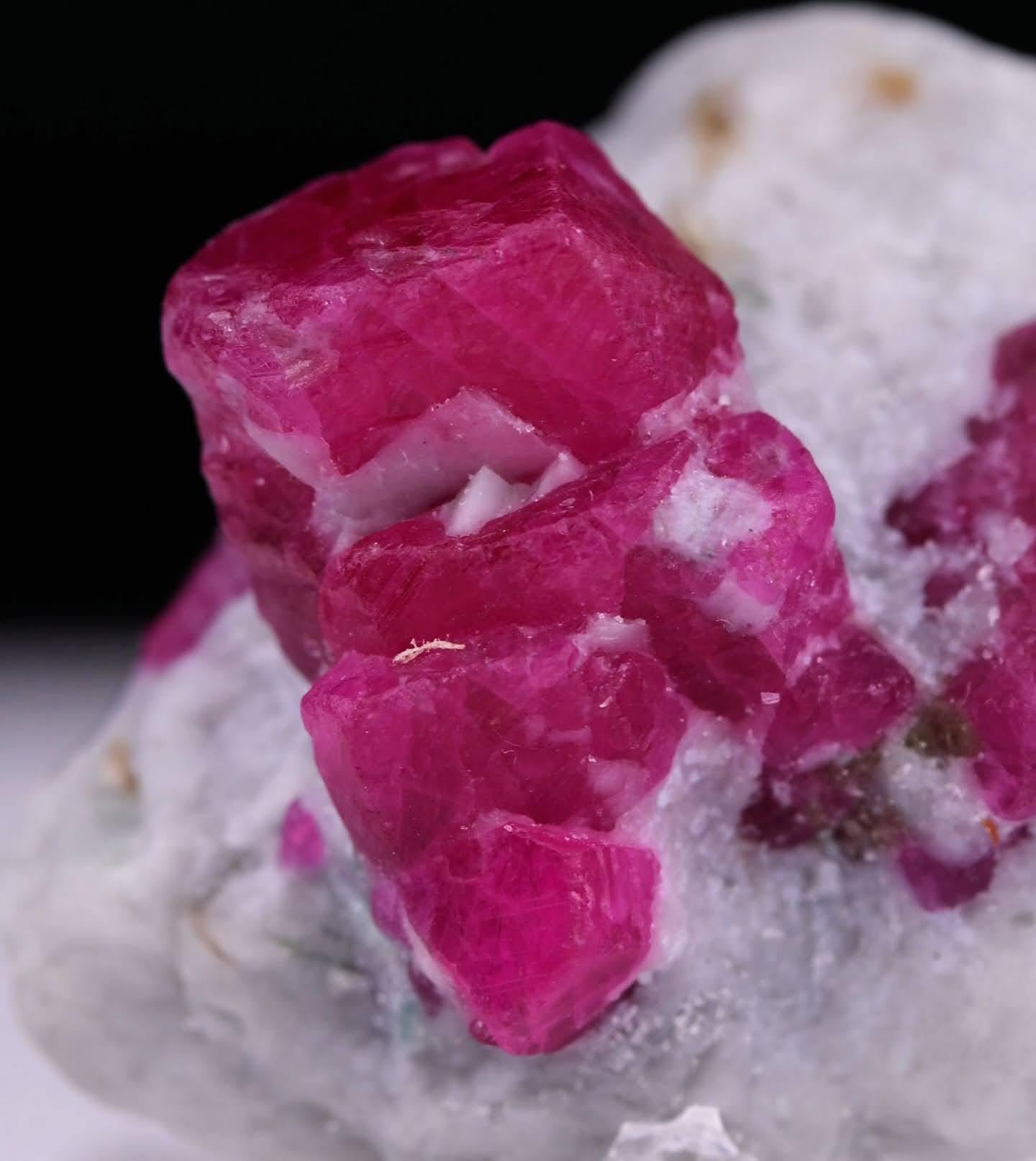 Cristallo Natural Specimen Of Ruby Crystals On Marble From Afghanistan in vendita