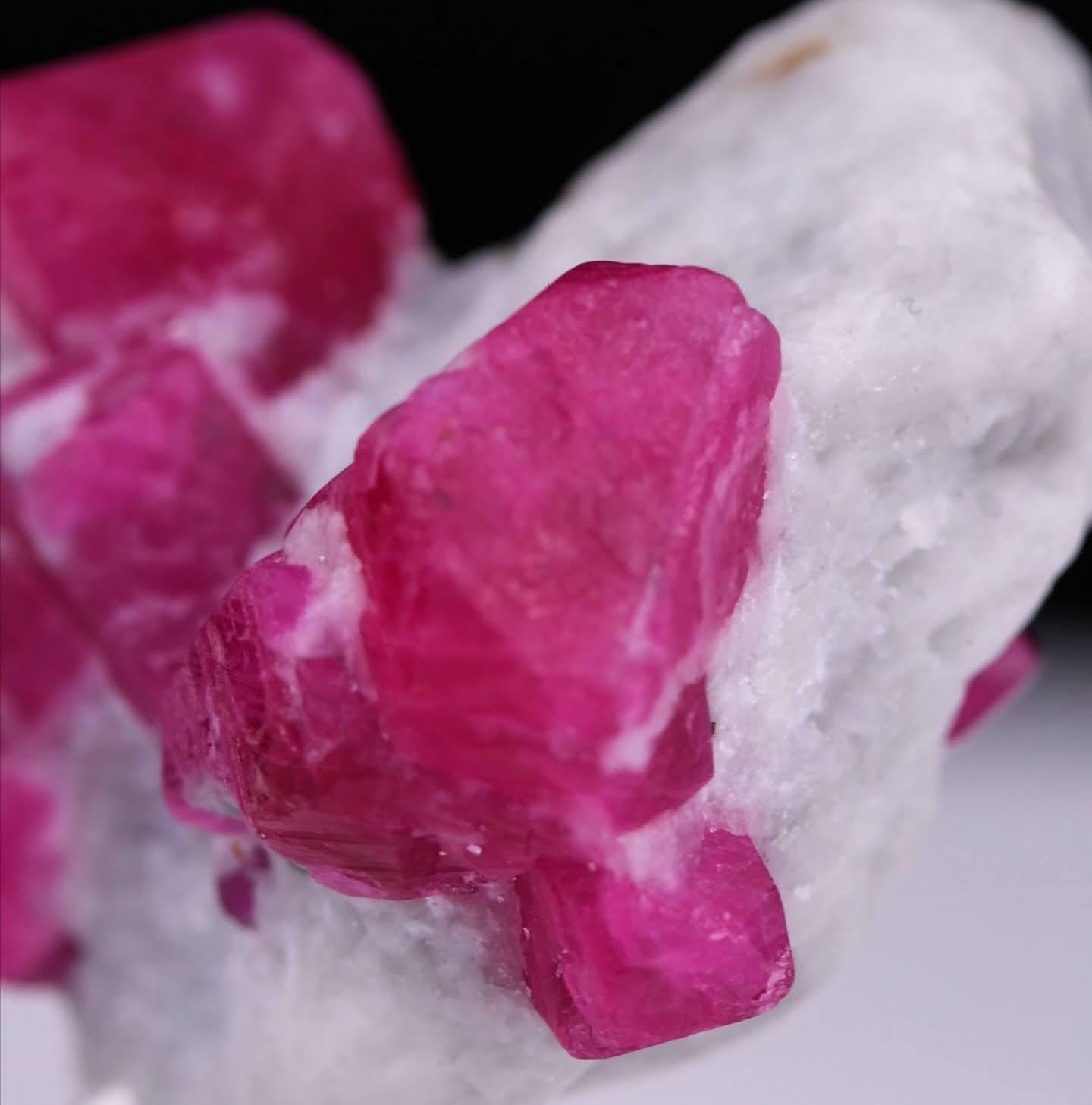 Natural Specimen Of Ruby Crystals On Marble From Afghanistan in vendita 1