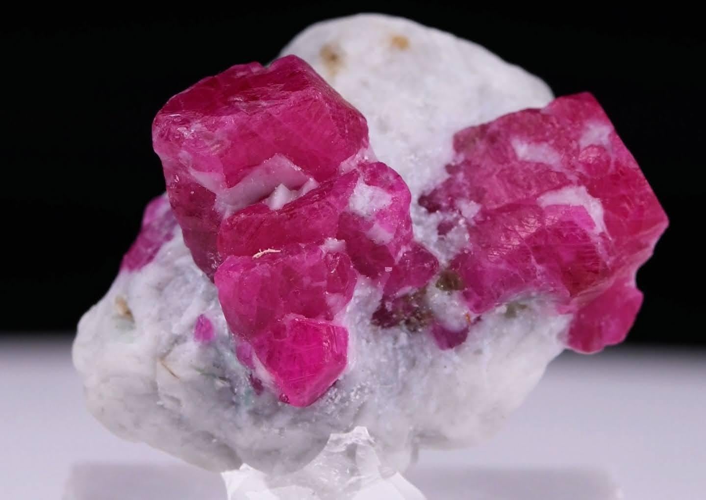 Natural Specimen Of Ruby Crystals On Marble From Afghanistan in vendita 2