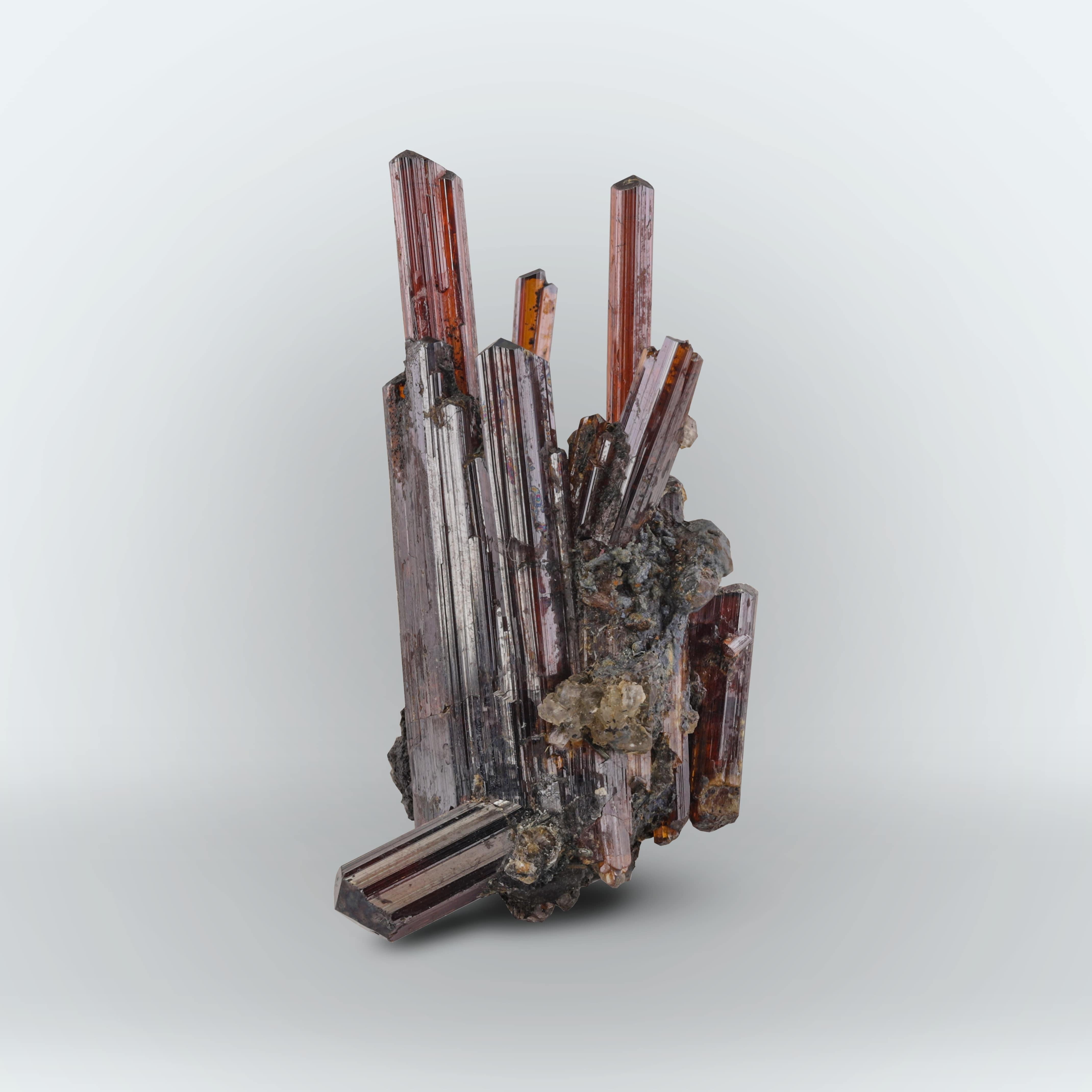 Tipo di campione: Rutilo 
Peso: 17 grammi
Dimensioni: H: 4,2 x L: 2,5 x P: 2,4 cm
Origine: Monti Zagi, provincia di KPK, Pakistan
Trattamento: Nessuno




Questo esemplare naturale presenta un sorprendente ammasso di rutilo proveniente dalle regioni