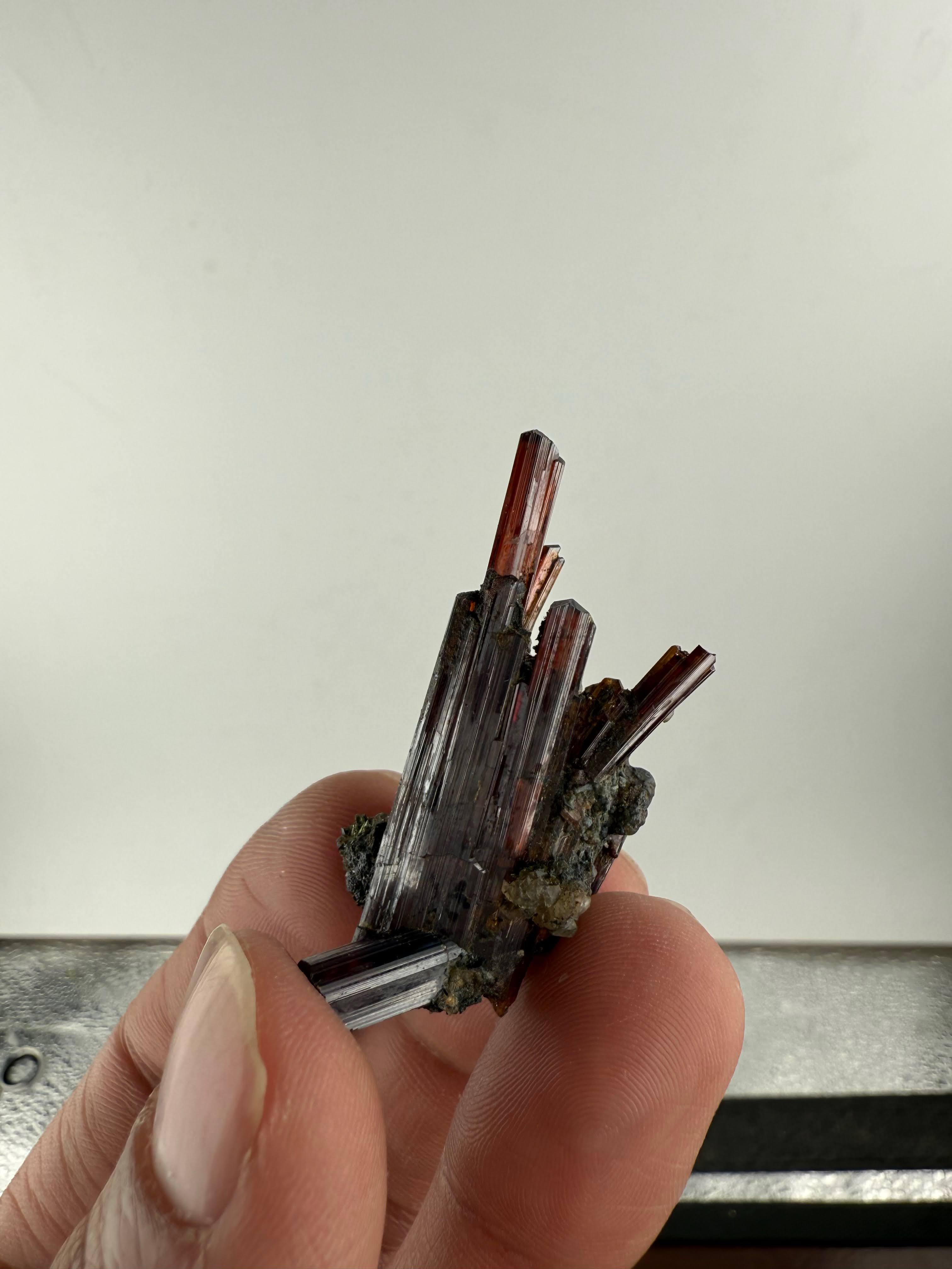 Art Déco Esemplare naturale di cluster di rutilo proveniente dal Pakistan in vendita