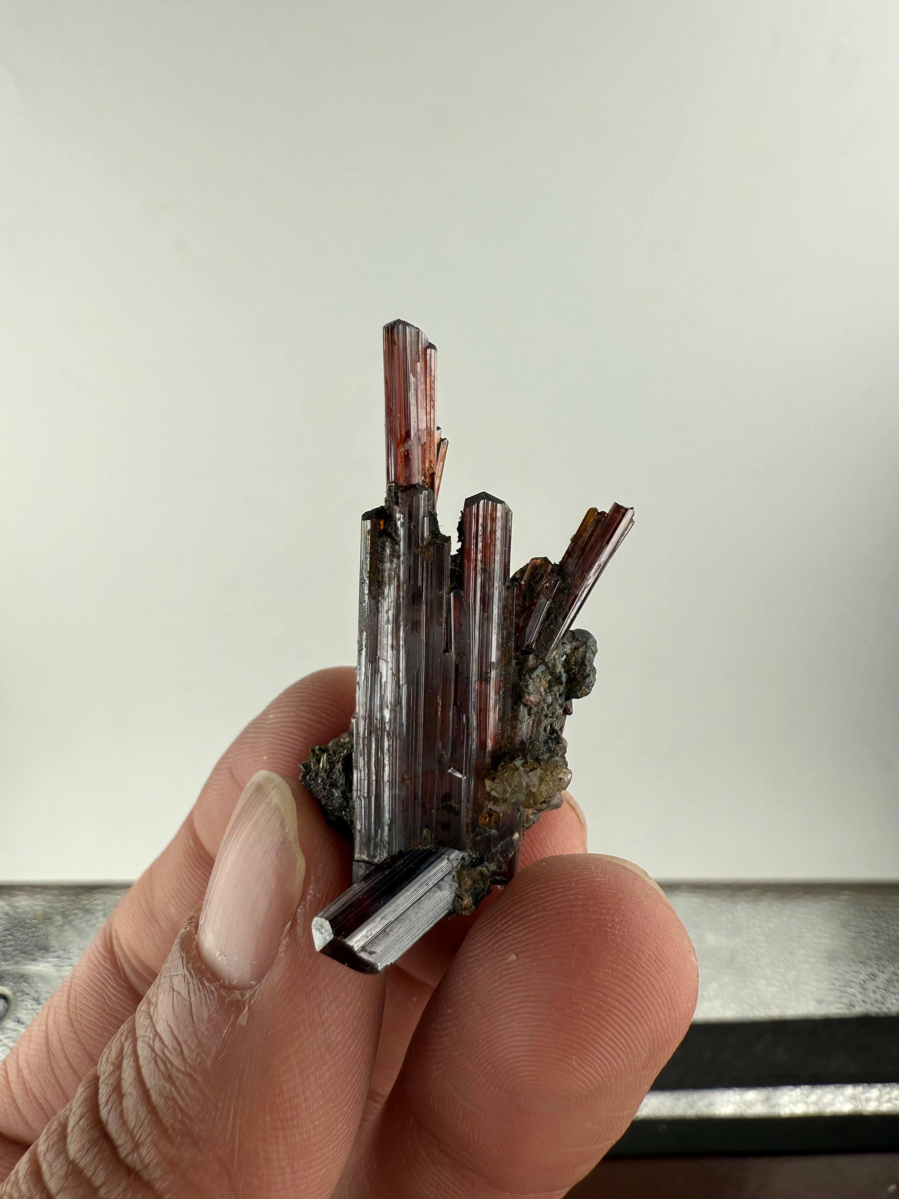 Esemplare naturale di cluster di rutilo proveniente dal Pakistan in vendita 1