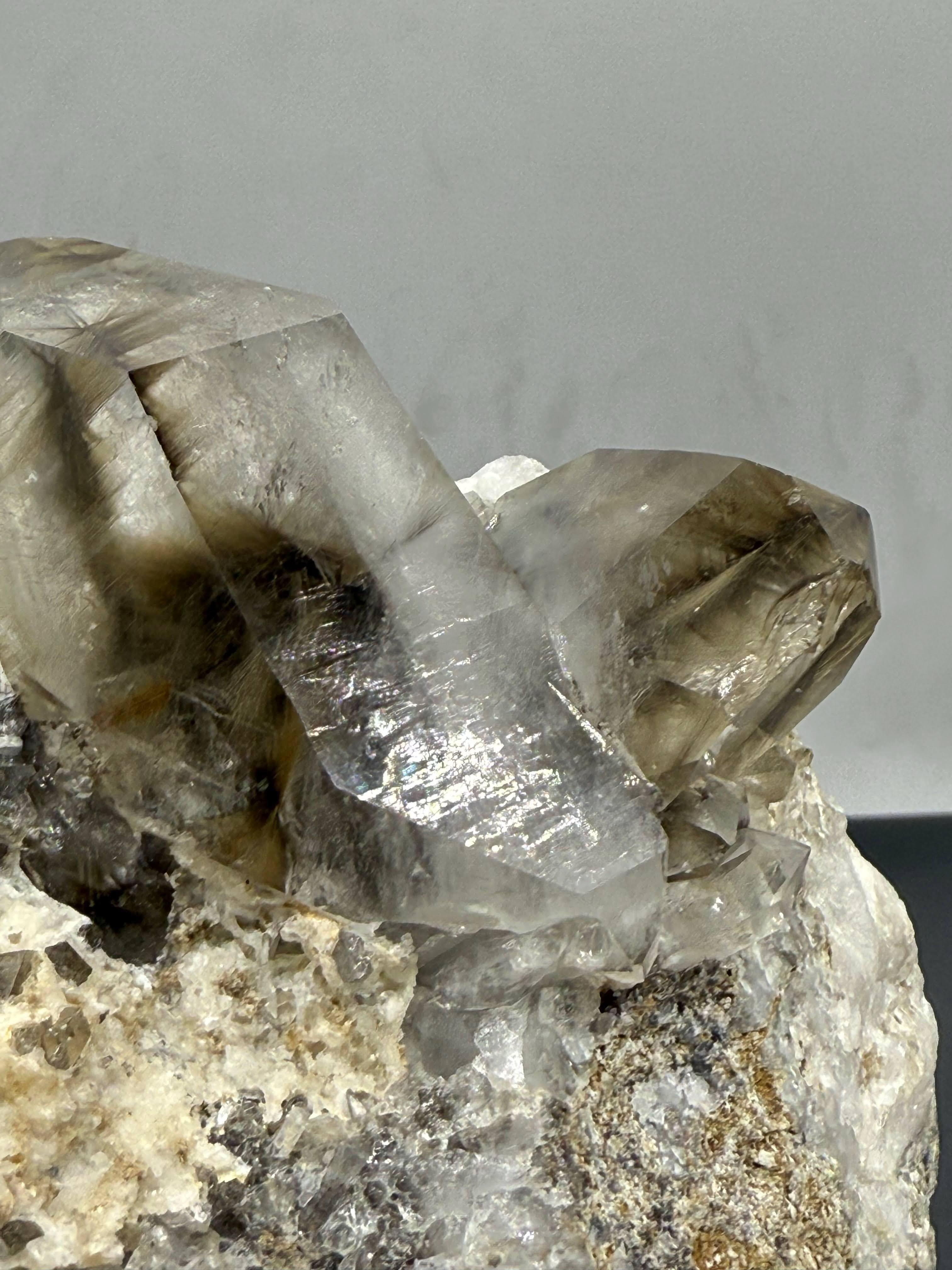 Natural Specimen Of Rutile Quartz Crystals On Matrix From Pakistan In Good Condition For Sale In Peshawar, PK