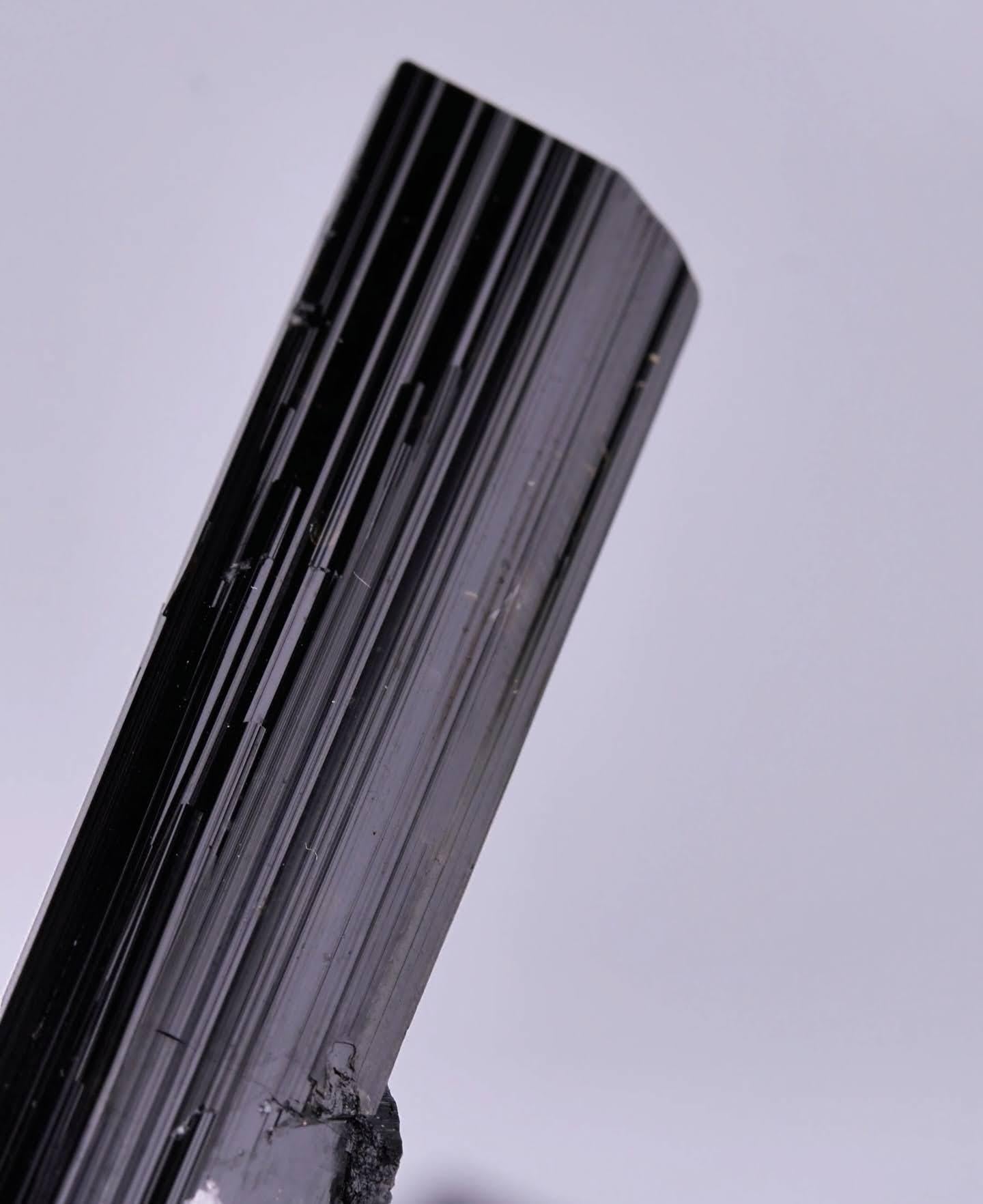 Natural Specimen Of Schorl Black Tourmaline On Quartz Crystals From Pakistan In condizioni ottime in vendita a Peshawar, PK