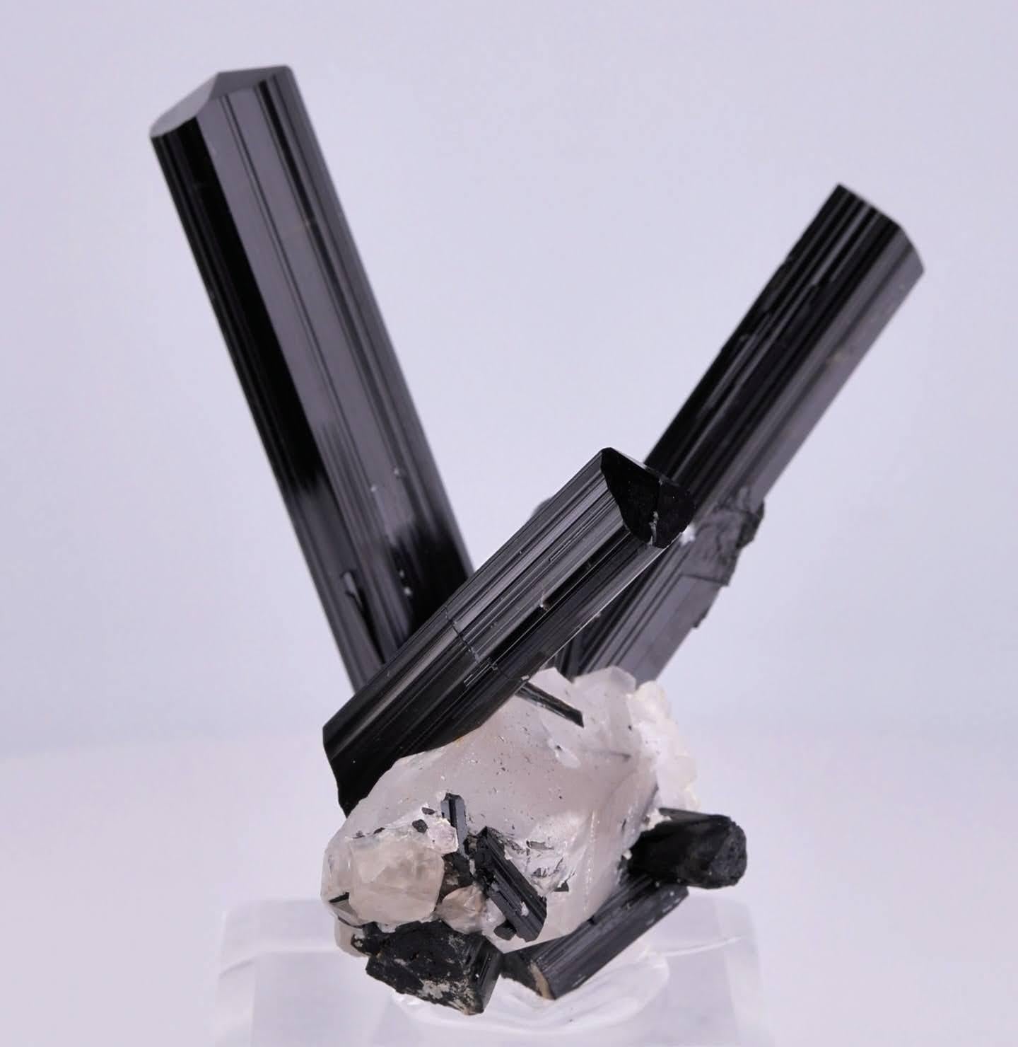 Cristallo Natural Specimen Of Schorl Black Tourmaline On Quartz Crystals From Pakistan in vendita