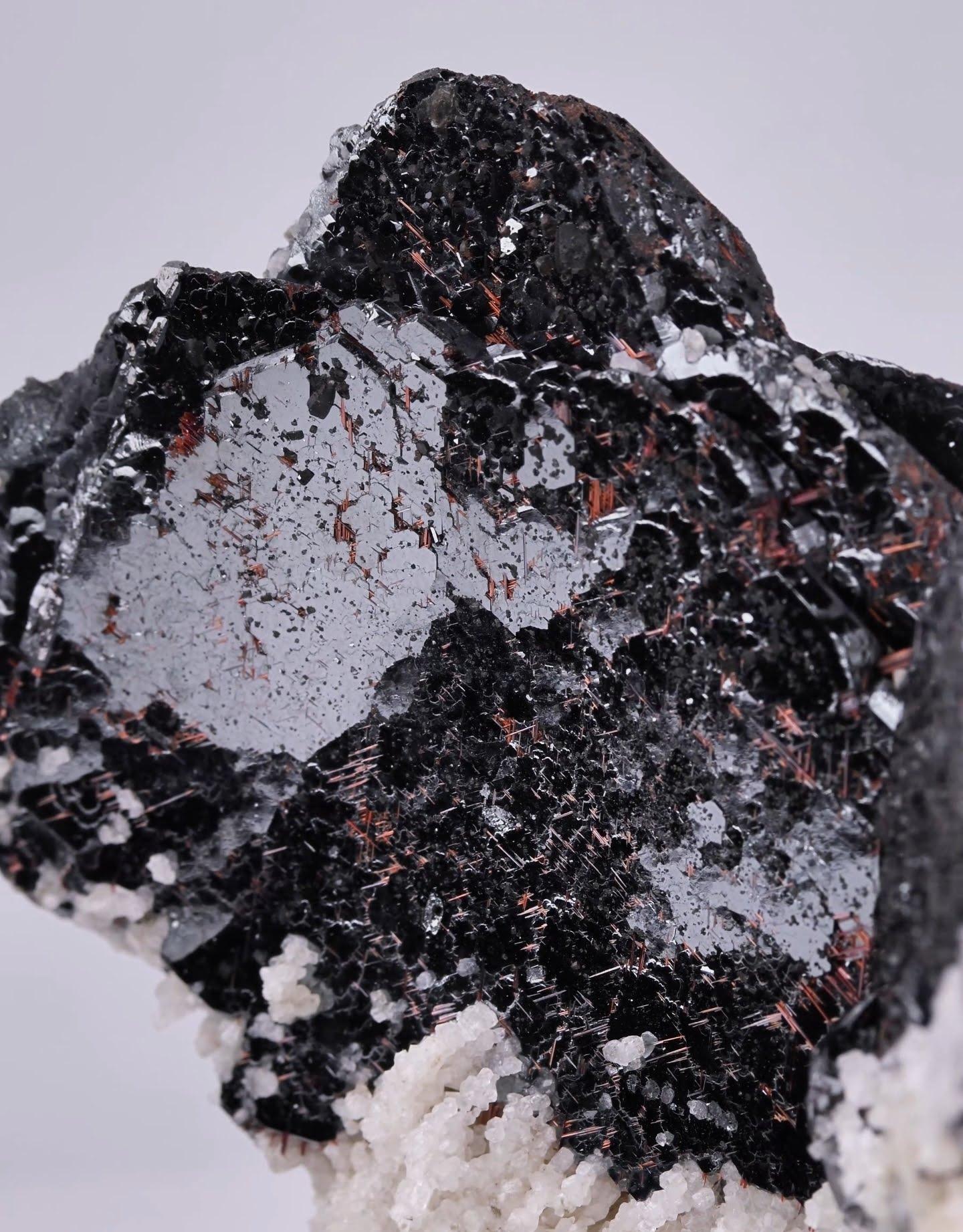 Cristallo Natural Specimen Of Silver Hematite With Sagenite From Pakistan in vendita