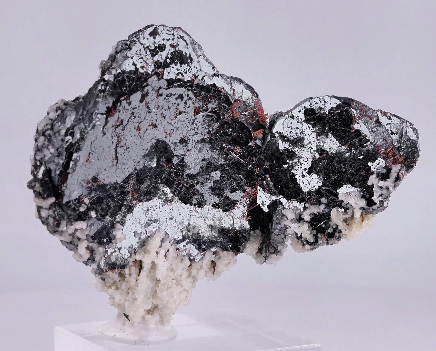 Natural Specimen Of Silver Hematite With Sagenite From Pakistan in vendita 1