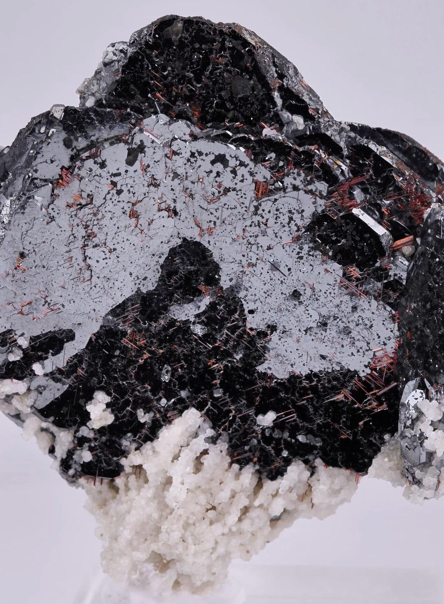 Natural Specimen Of Silver Hematite With Sagenite From Pakistan in vendita 2