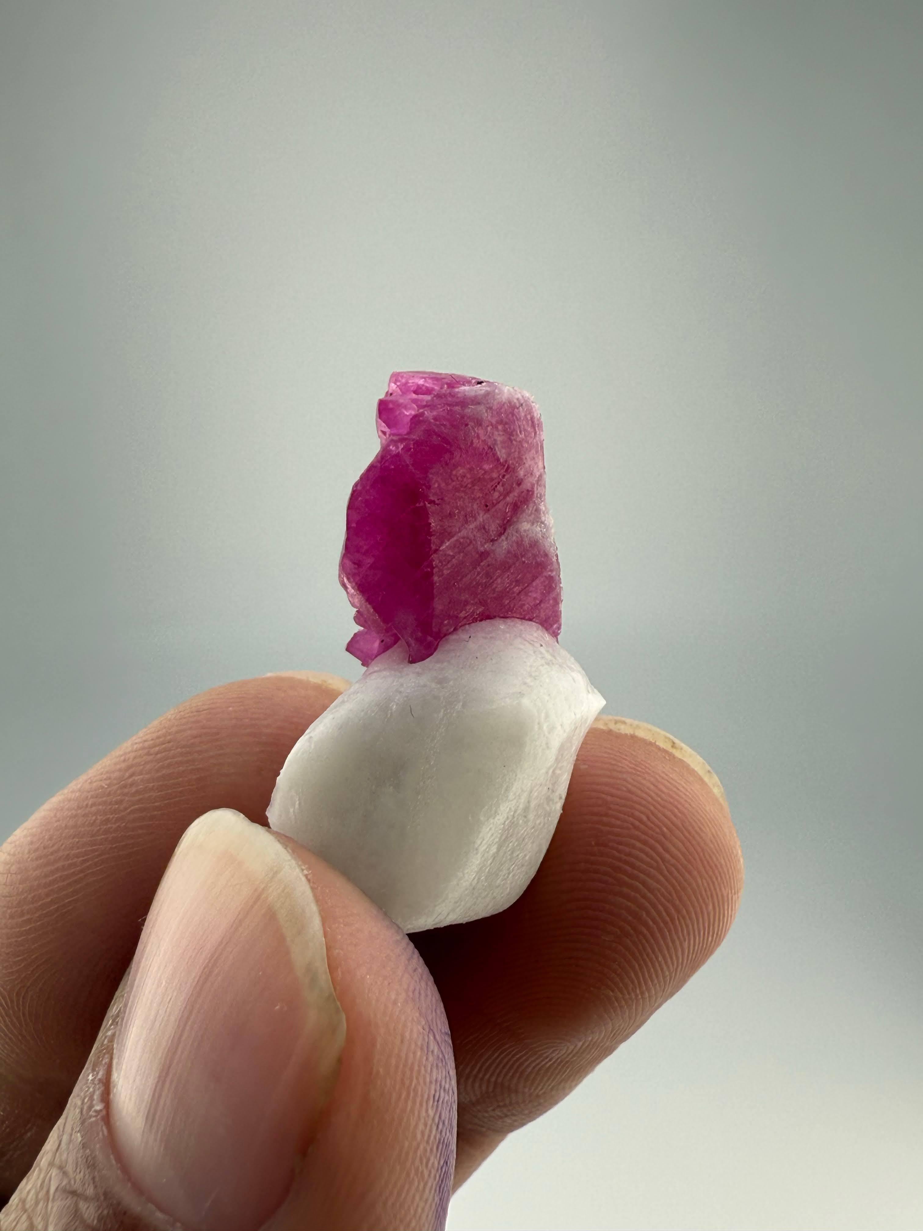 Natural Specimen Of Single Ruby Crystal On Marble From Pakistan In Excellent Condition For Sale In Peshawar, PK