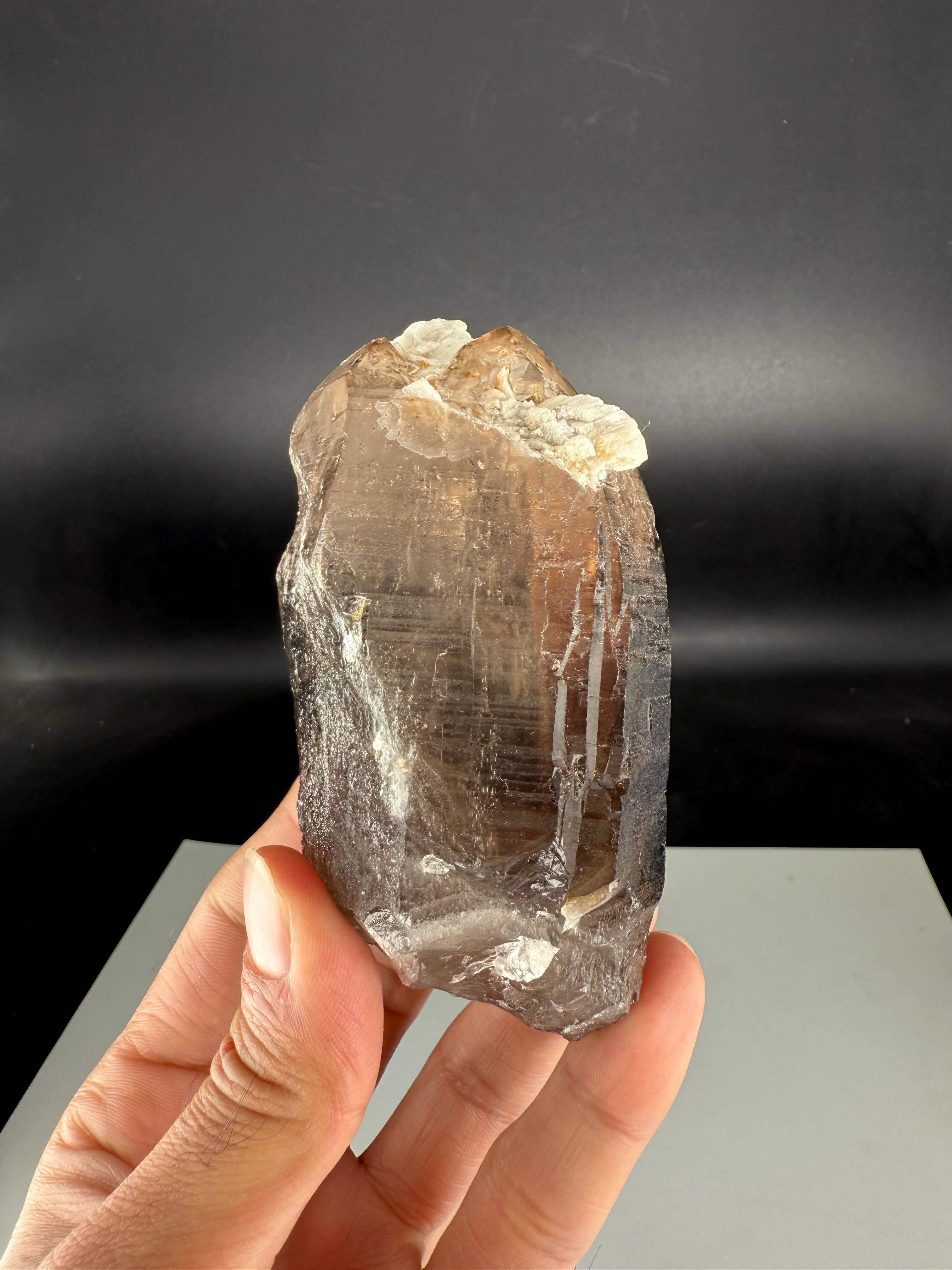 Pakistano Natural Specimen Of Smoky Quartz Crystal From Pakistan in vendita
