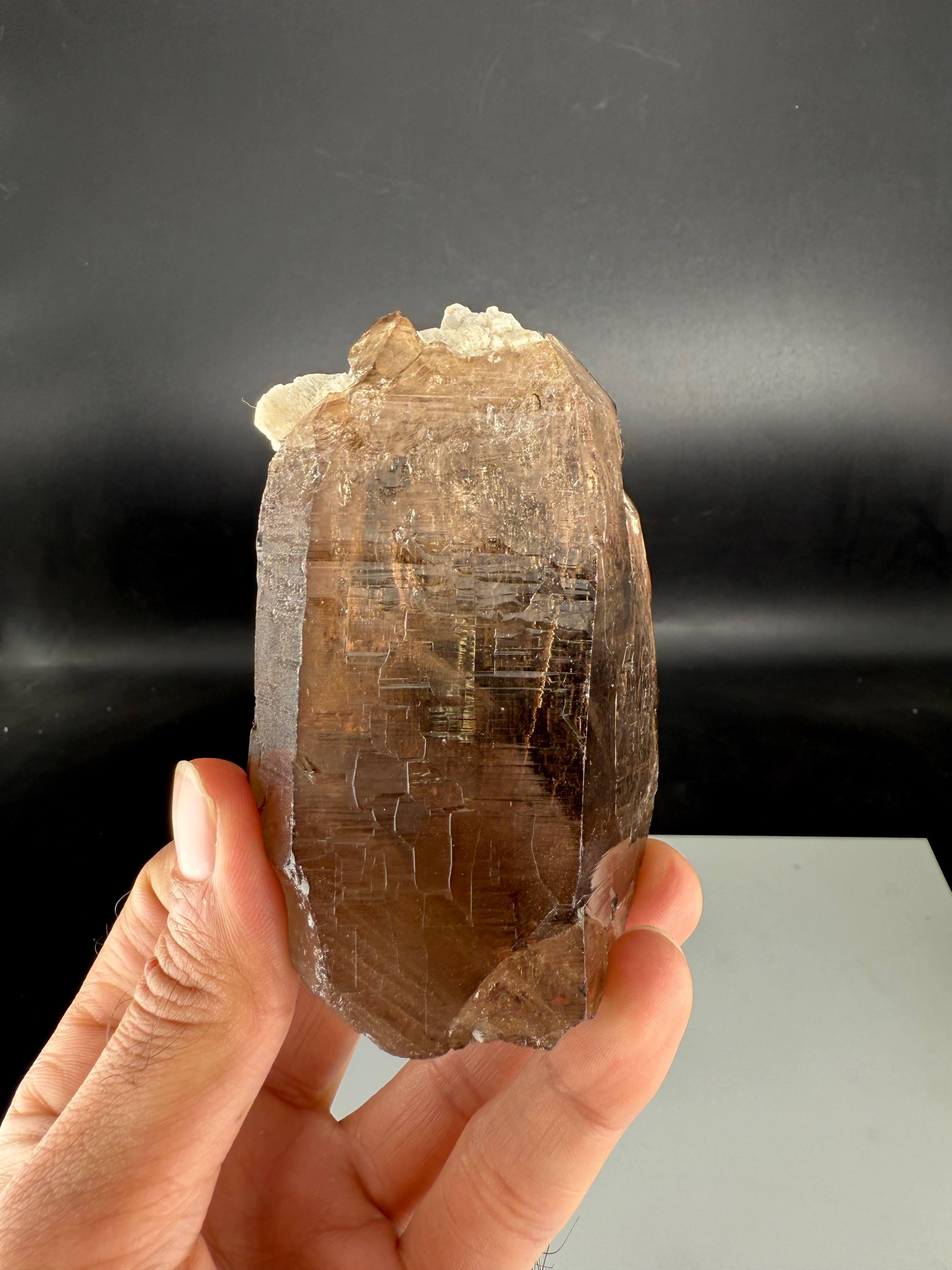 Natural Specimen Of Smoky Quartz Crystal From Pakistan In condizioni buone in vendita a Peshawar, PK