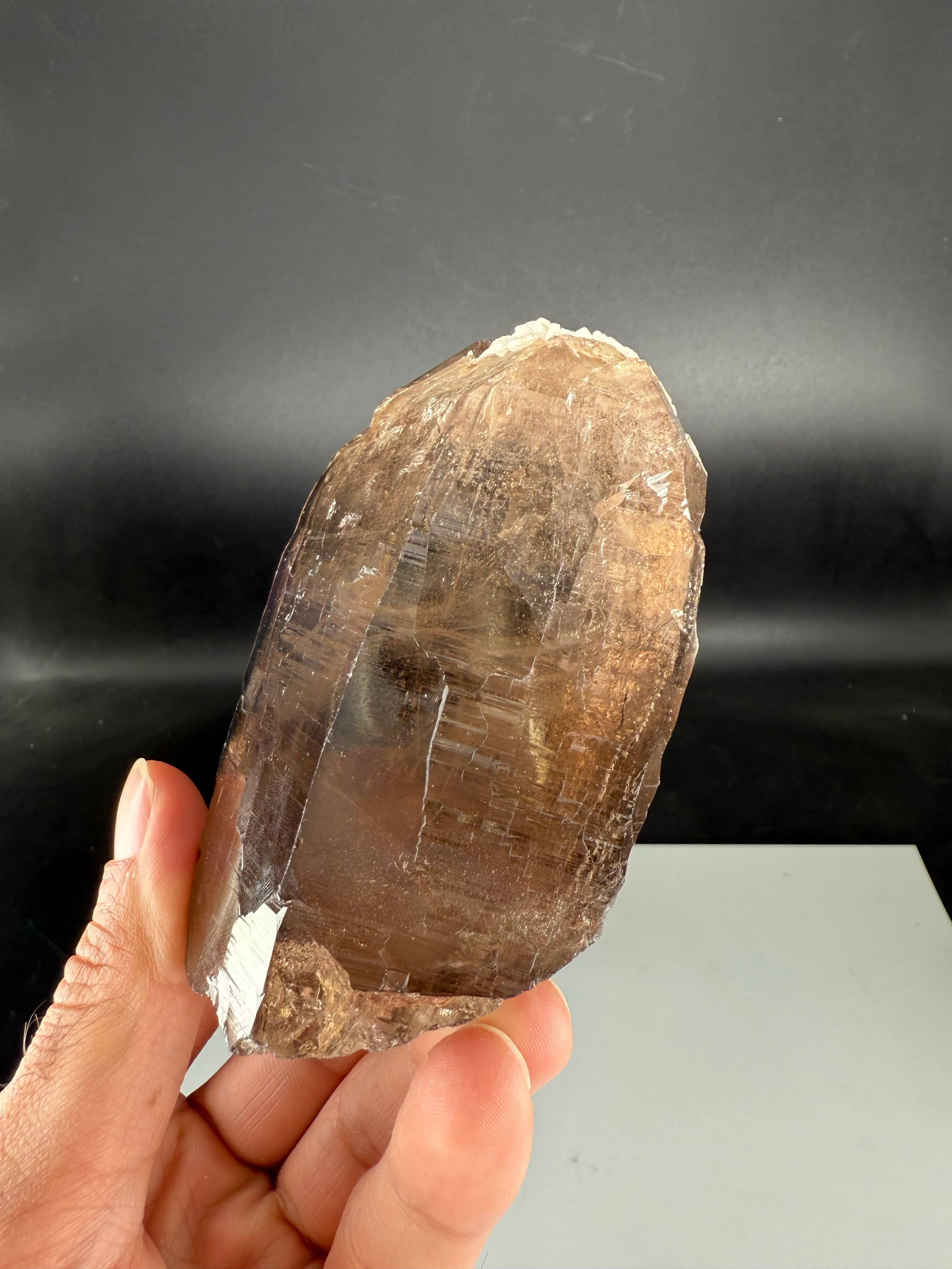 Cristallo Natural Specimen Of Smoky Quartz Crystal From Pakistan in vendita