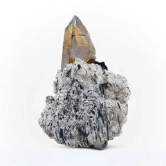 Esemplare naturale di sfene su calcite dal Pakistan