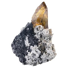 Esemplare naturale di sfene su calcite dal Pakistan