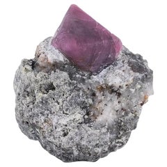 Esemplare naturale di spinello su calcite proveniente dall
Afghanistan