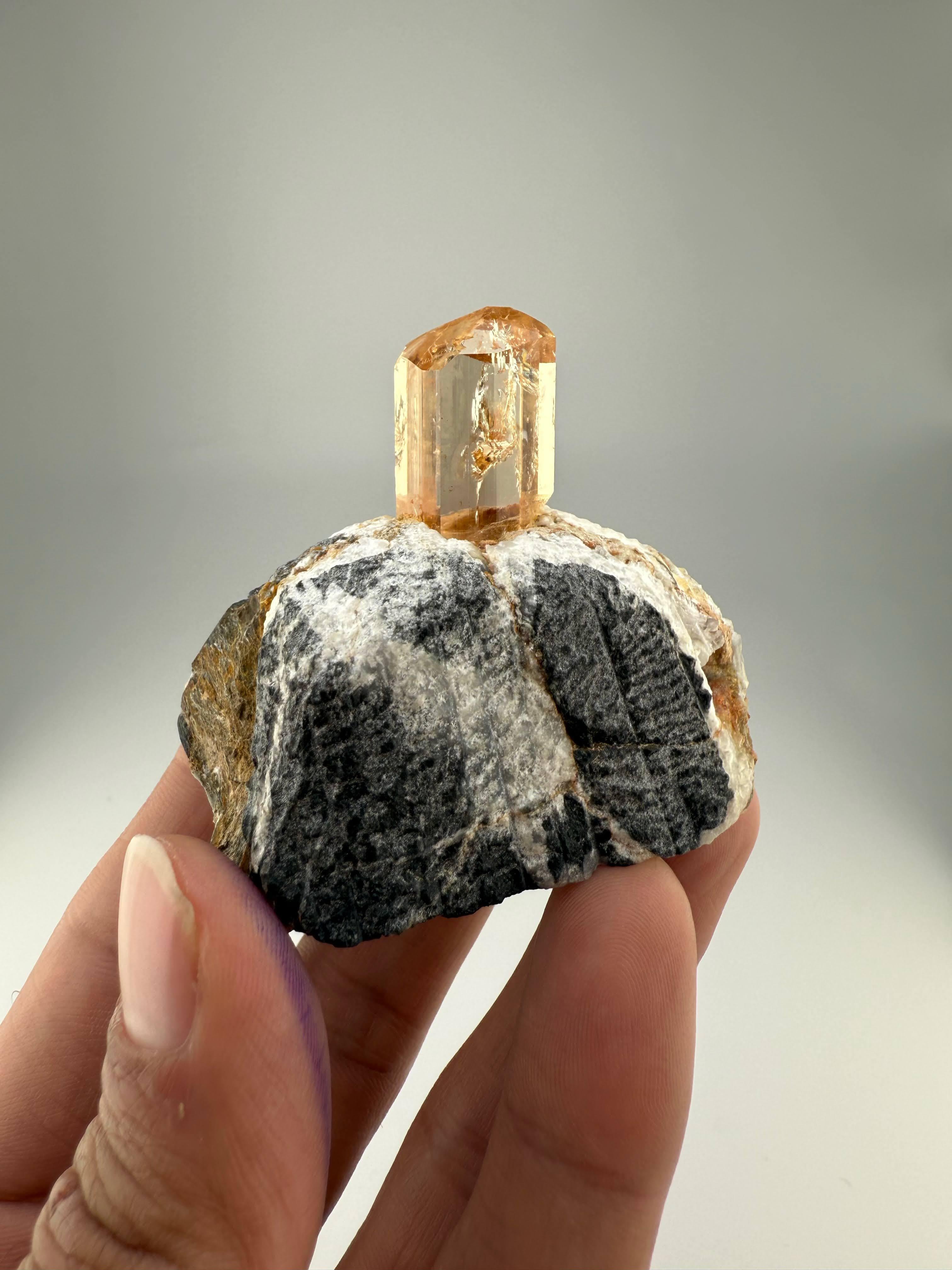 Natural Specimen Of Top Quality Topaz Crystal On Calcite From Pakistan In Excellent Condition For Sale In Peshawar, PK