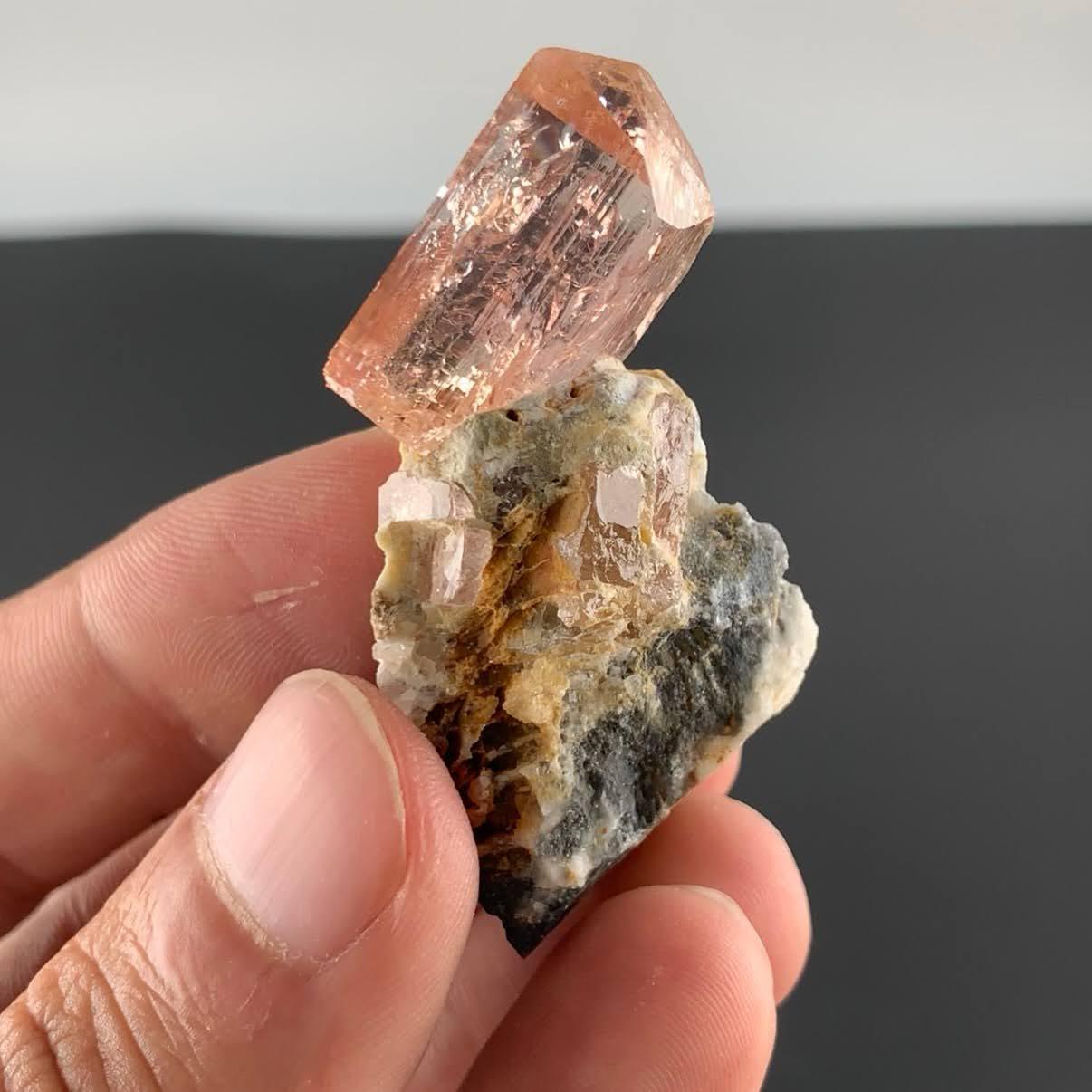 Natürliches Exemplar eines Topaskristalls auf einer Matrix aus Pakistan im Angebot 4