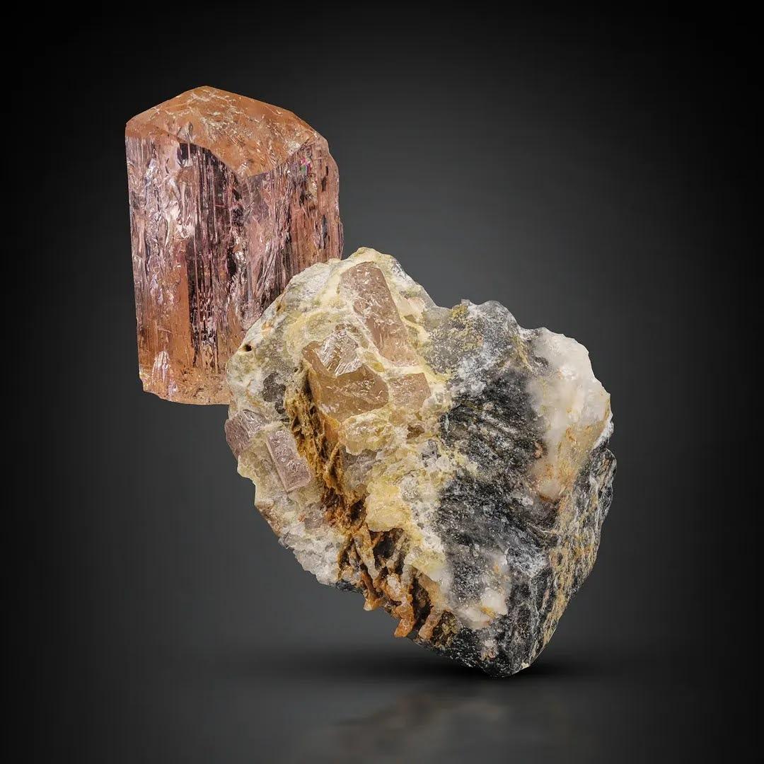 Exemplar Typ: Topas
Gewicht: 24 Gramm
Abmessungen: H: 5 x B: 2,5 x T: 1,5 cm
Herkunft: Katlang Mine, Bezirk Mardan, Provinz KPK, Pakistan 
Behandlung: Keine




Dieses natürliche Exemplar zeigt einen wunderschönen Topaskristall, der fest auf seiner