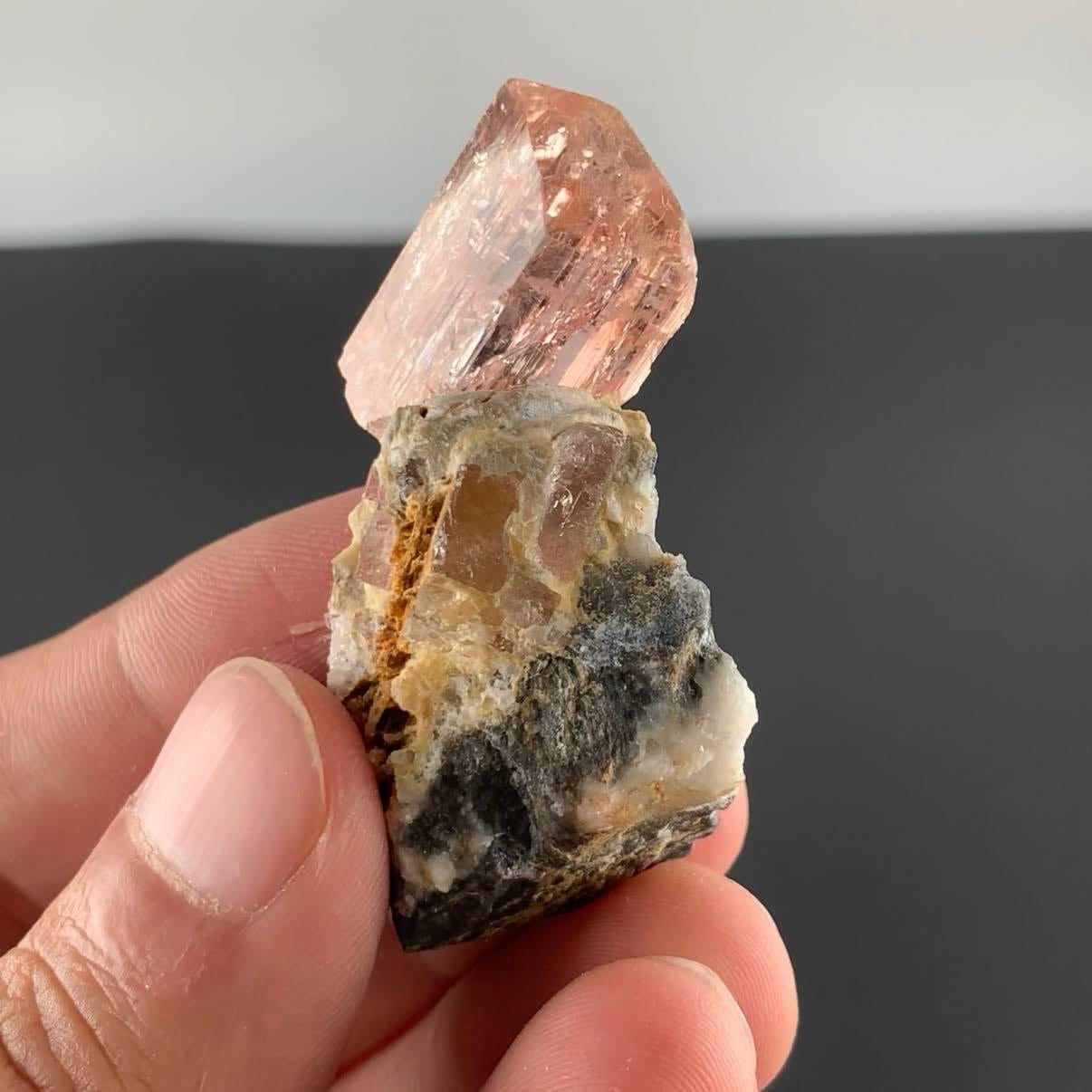 Natürliches Exemplar eines Topaskristalls auf einer Matrix aus Pakistan (Pakistanisch) im Angebot