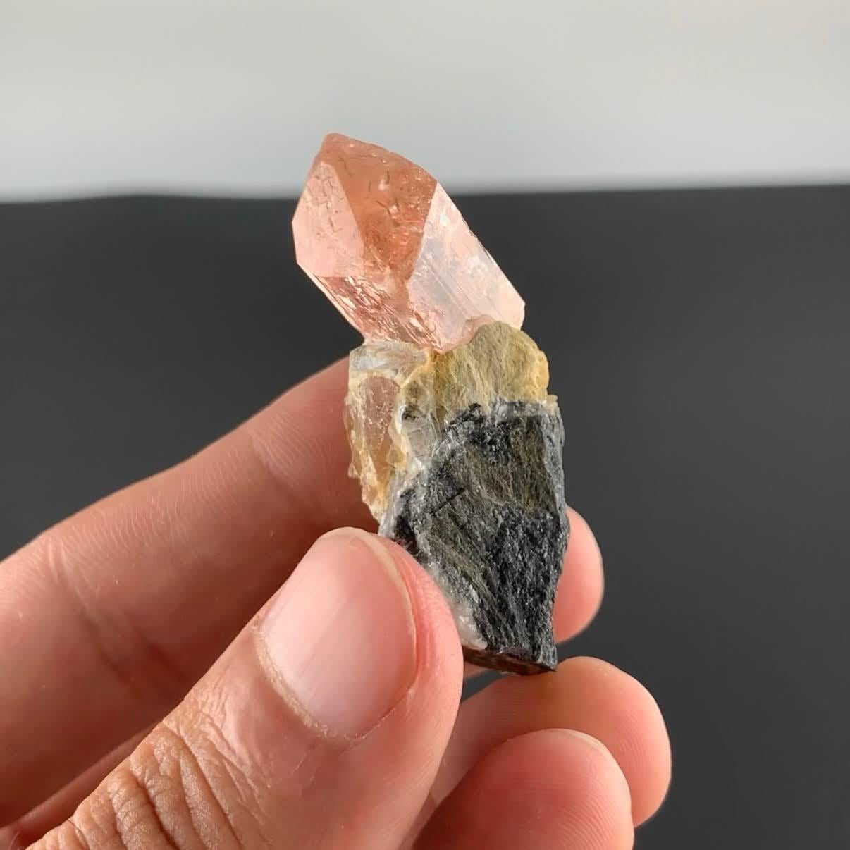 Natürliches Exemplar eines Topaskristalls auf einer Matrix aus Pakistan im Zustand „Gut“ im Angebot in Peshawar, PK