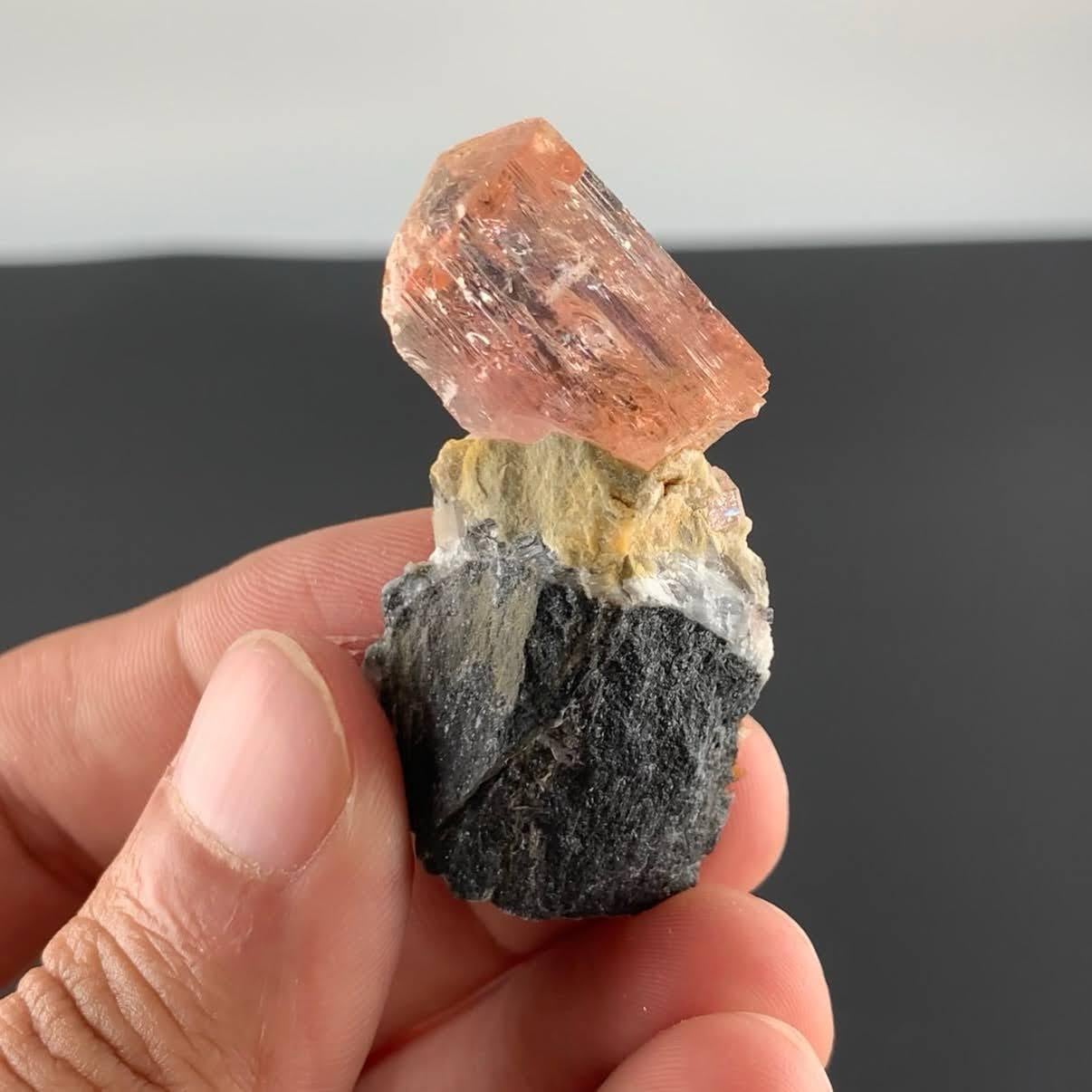 Natürliches Exemplar eines Topaskristalls auf einer Matrix aus Pakistan (21. Jahrhundert und zeitgenössisch) im Angebot