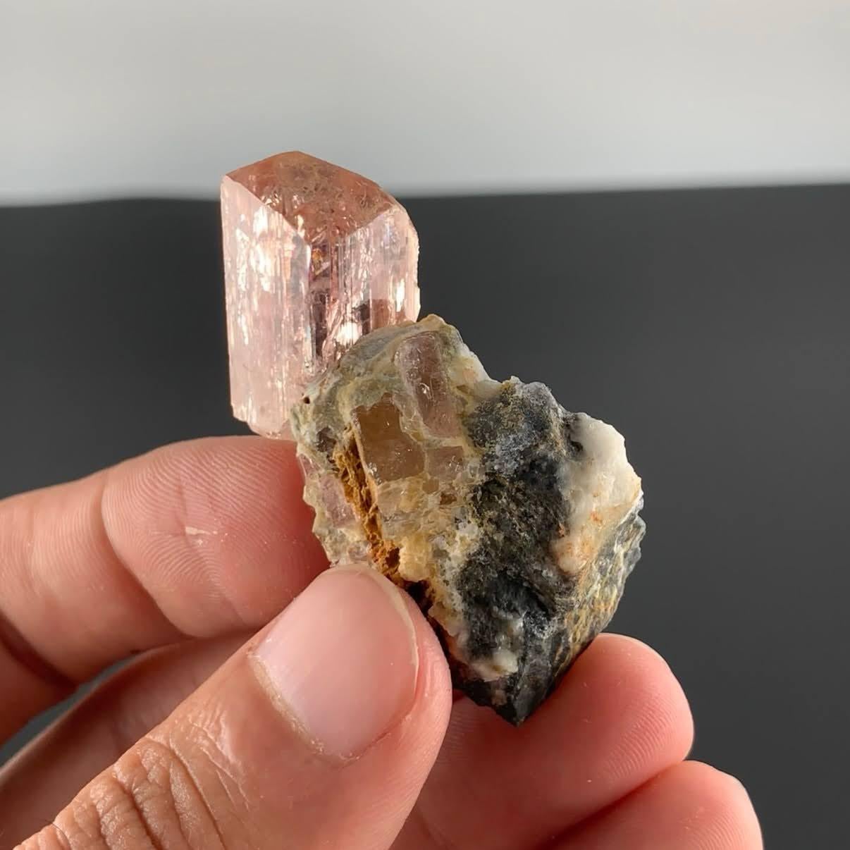 Natürliches Exemplar eines Topaskristalls auf einer Matrix aus Pakistan im Angebot 1