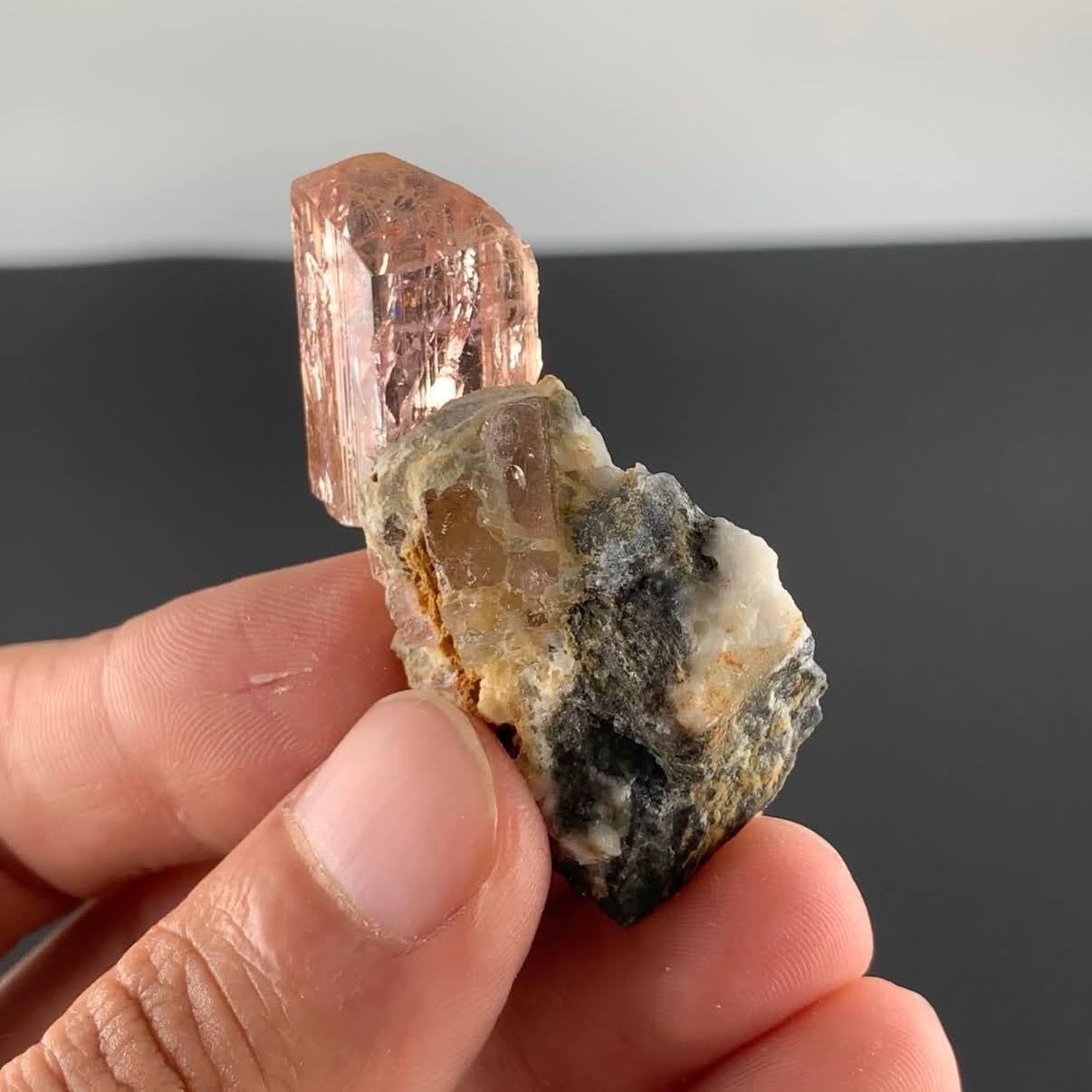 Natürliches Exemplar eines Topaskristalls auf einer Matrix aus Pakistan im Angebot 2