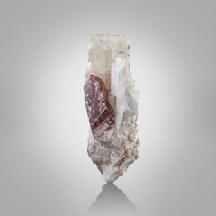 Natürliches Exemplar eines Turmalinkristalls auf Danburit aus Afghanistan