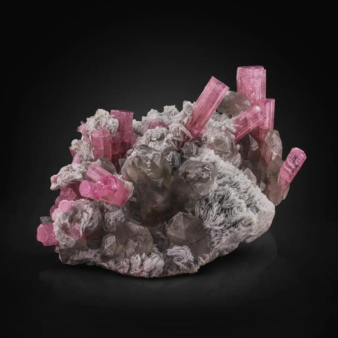 Natural Specimen Of Tourmaline With Quartz On Cleavelandite From Afghanistan In Good Condition For Sale In Peshawar, PK