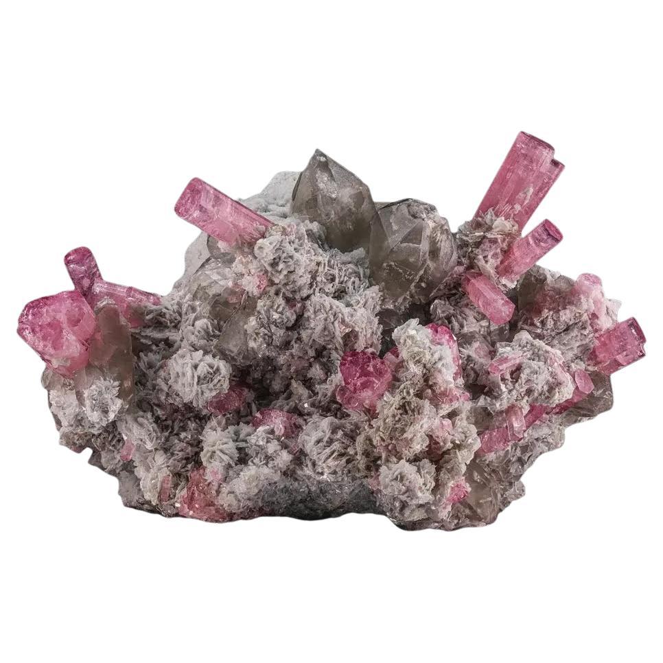 Espécimen natural de turmalina con cuarzo sobre cleavelandita procedente de Afganistán