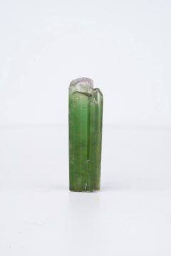 Esemplare naturale di tormalina verde brillante, cristallo da 10 grammi proveniente dall'Afghanistan